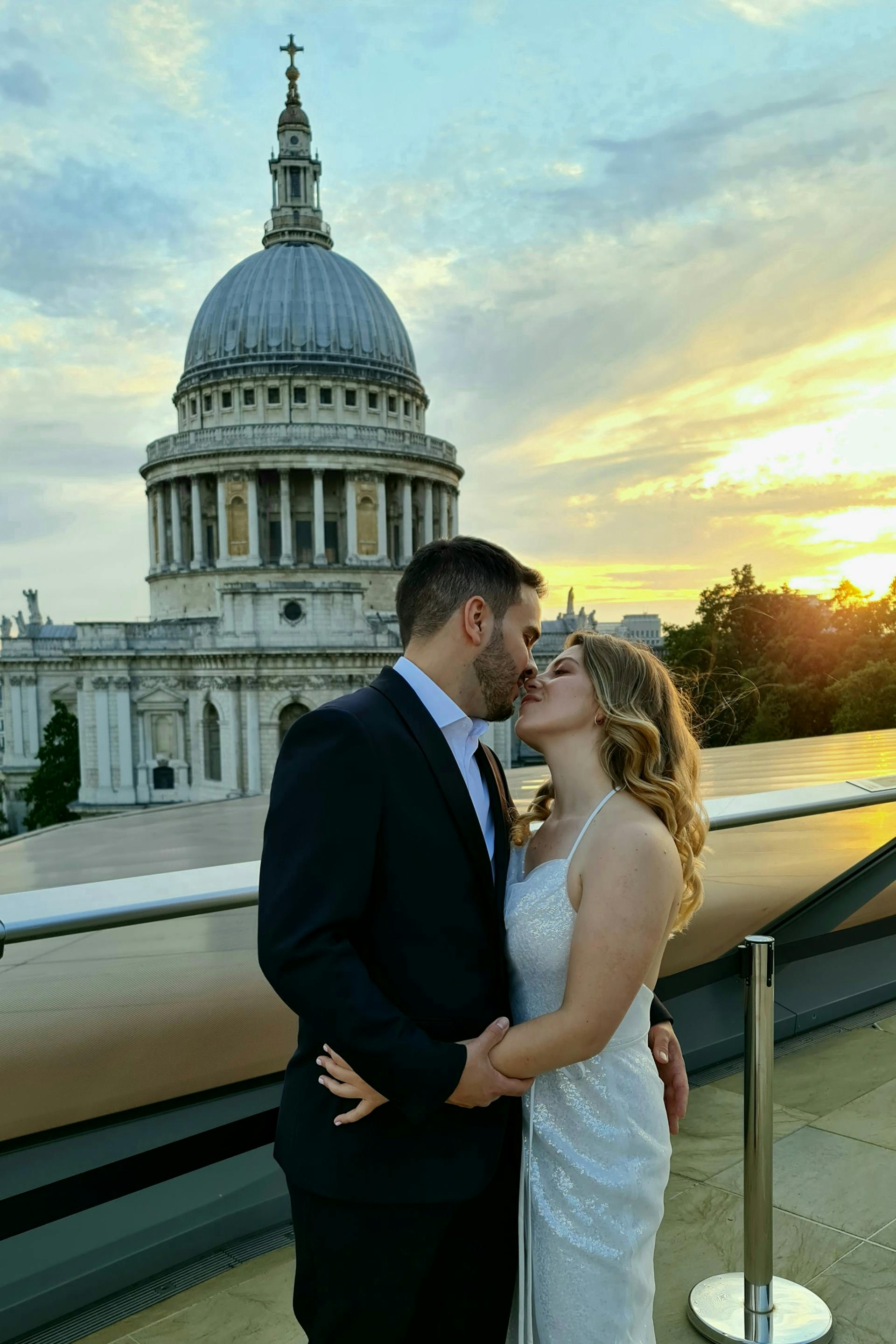 Un homme et une femme sur le point de s'embrasser avec une vue pittoresque en arrière-plan | Source : Pexels