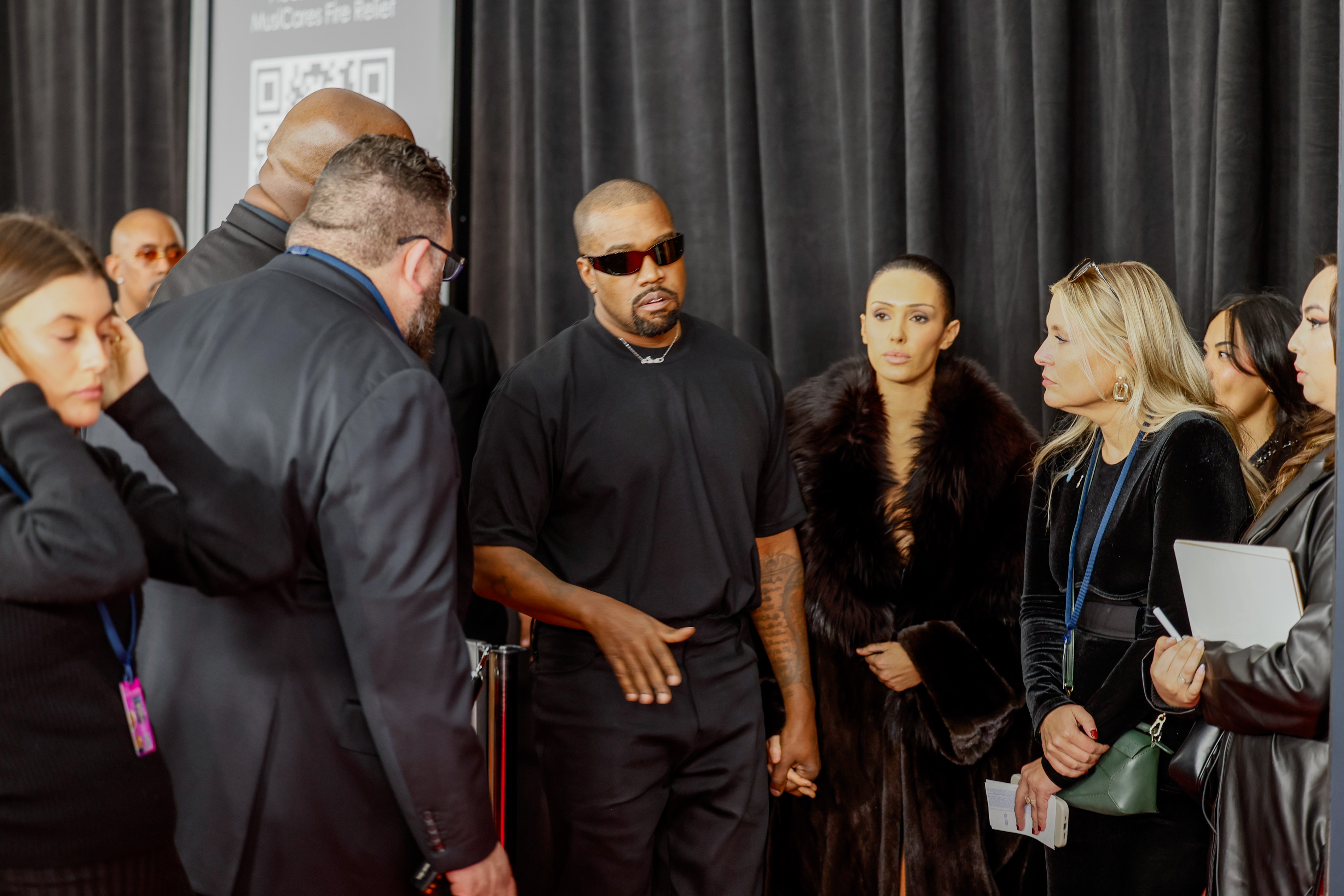 Kanye West et sa femme Bianca Censori sont photographiés lors de la 67e cérémonie des Grammys à Los Angeles, en Californie, le 2 février 2025 | Source : Getty Images