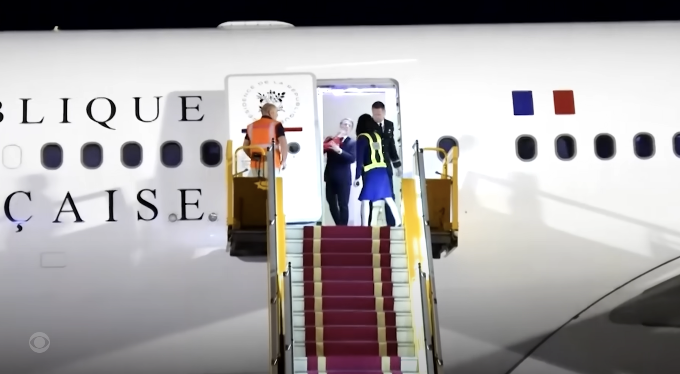 L'altercation controversée d'Emmanuel et Brigitte dans un avion, tirée d'une vidéo datant du 27 mai 2025. | Source : YouTube/CBS News