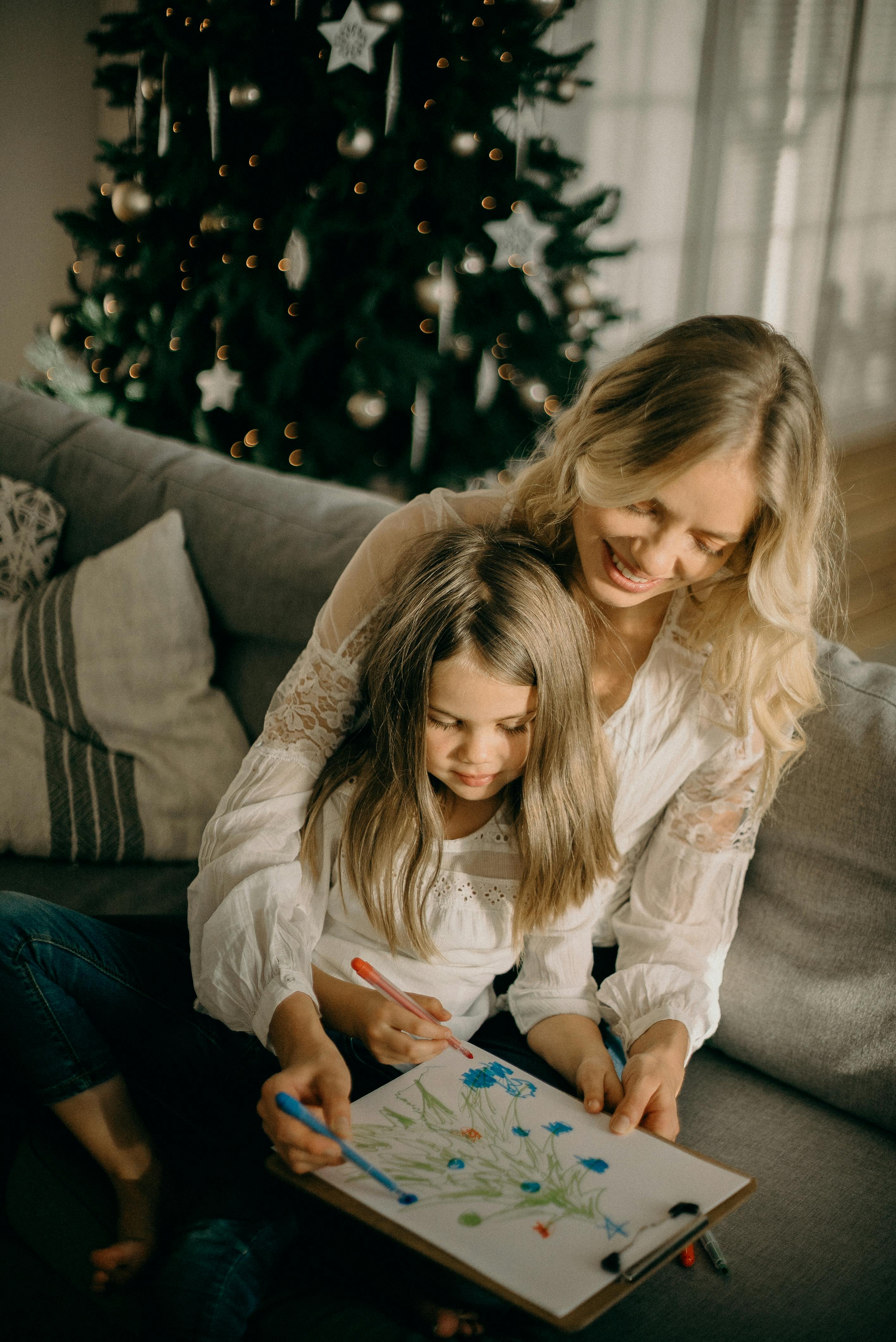 Une femme qui dessine avec sa fille | Source : Pexels