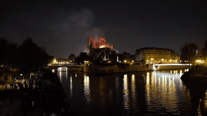 Image de  l'incendie de Notre-Dame | Photo : Youtube/CLPRESS