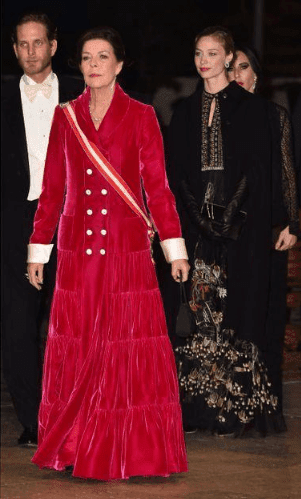 la princesse Caroline de Hanovre préfère une robe du soir flamboyante. | Photo : Twitter/ParisMatch