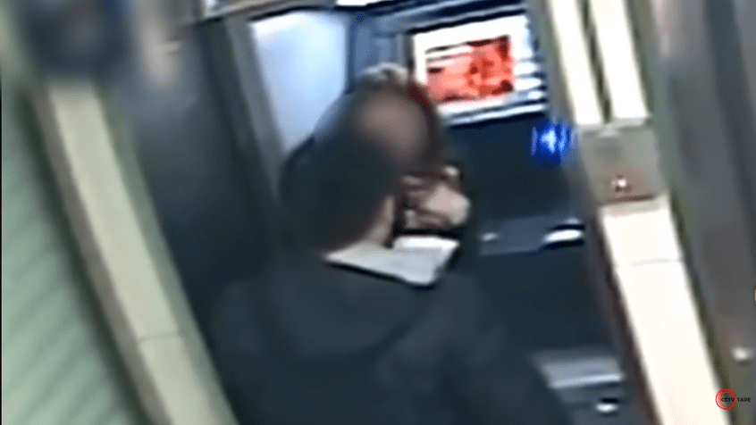 Le voleur rend tout l'argent à la femme après avoir vu que son solde bancaire est à zéro. | Photo : Youtube / CCTV tape