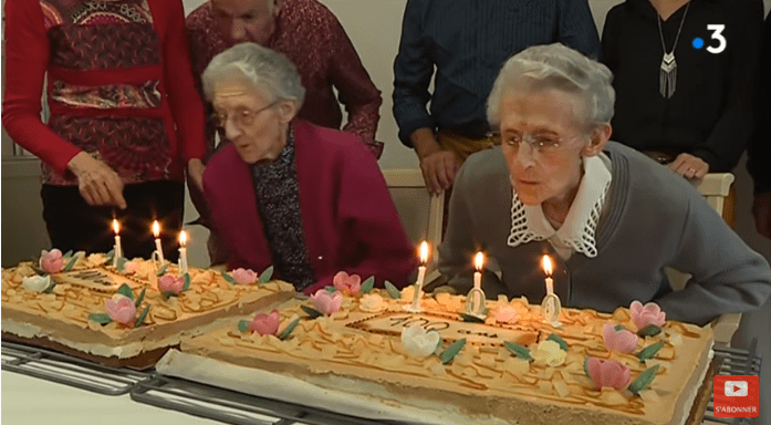 Deux sœur jumelles fêtent leurs 100 ans à Fay-de-Bretagne. | Photo : Youtube/France 3 Pays de la Loire
