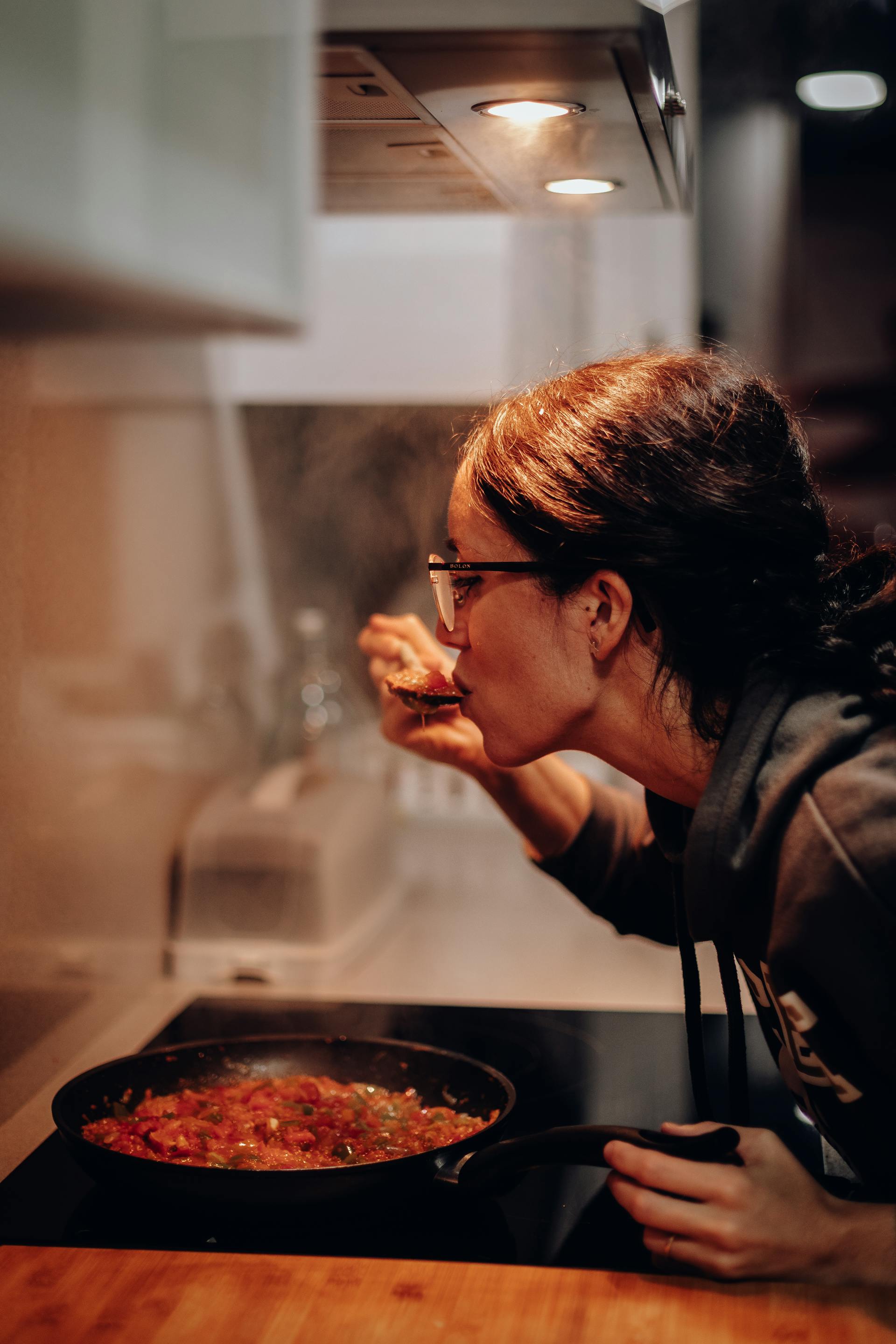 Une femme en train de goûter de la nourriture | Source : Pexels