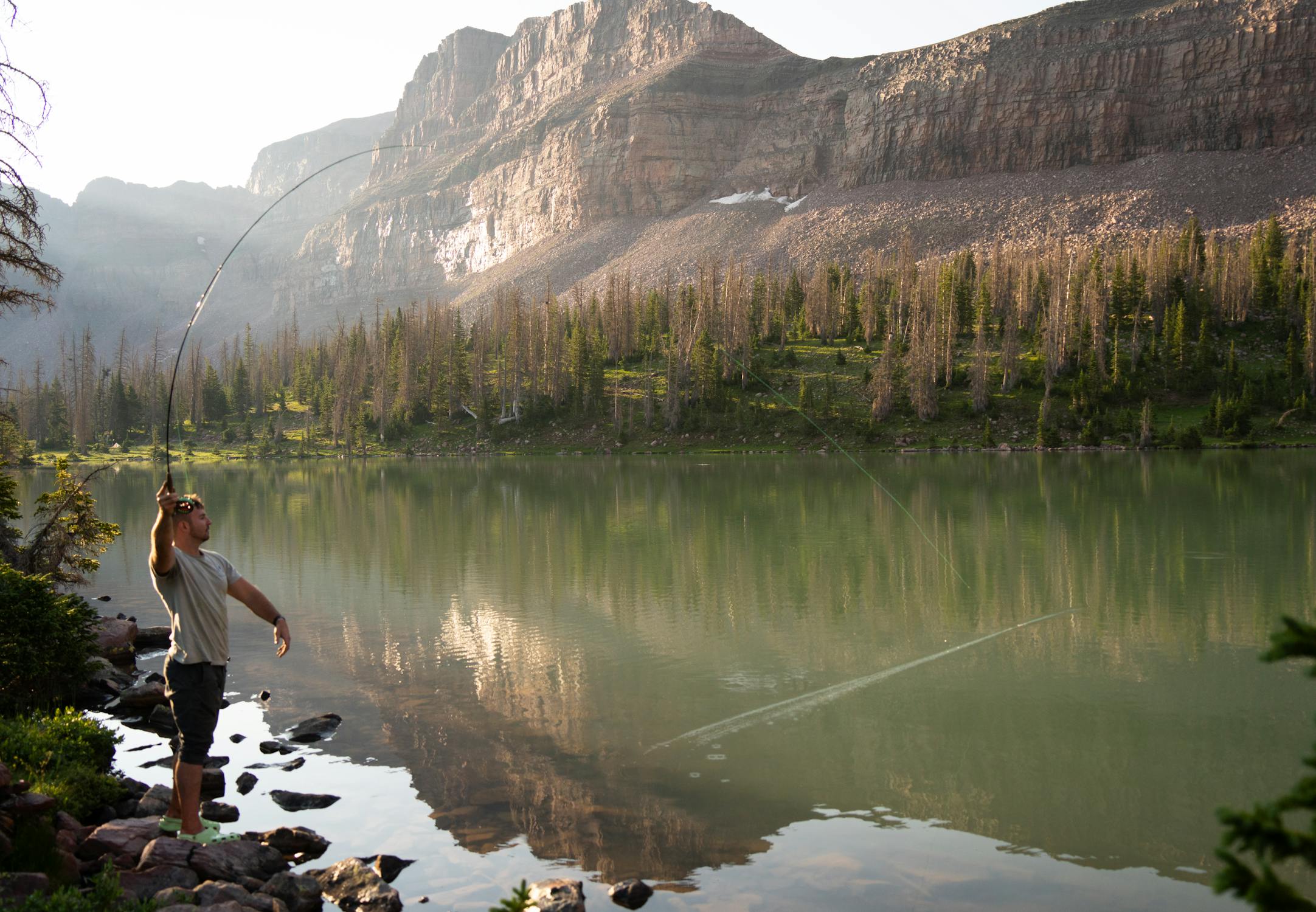 Un homme en train de pêcher | Source : Pexels