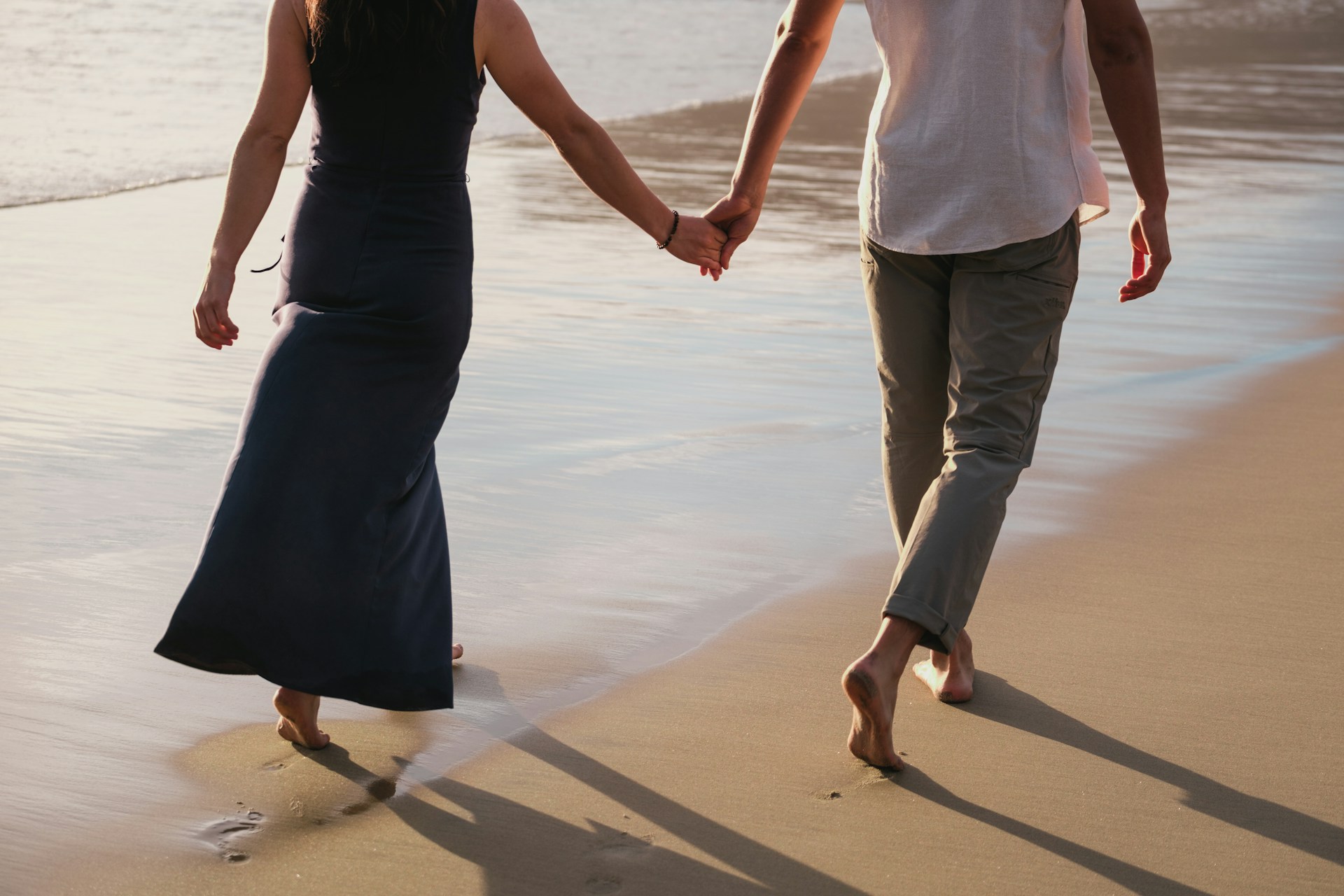Un couple se promenant sur la plage | Source : Unsplash