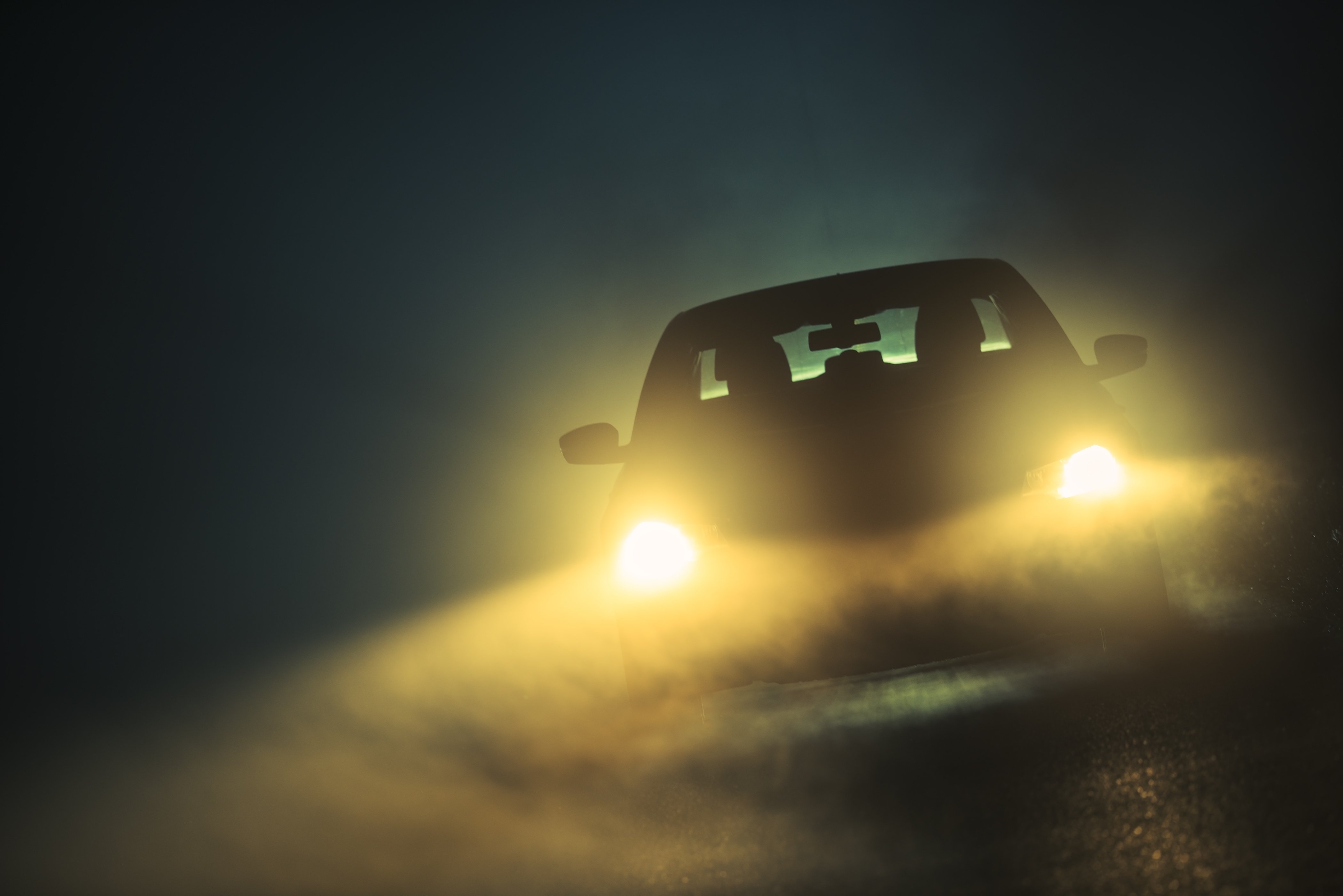 Une voiture dans la nuit | Source: Shutterstock
