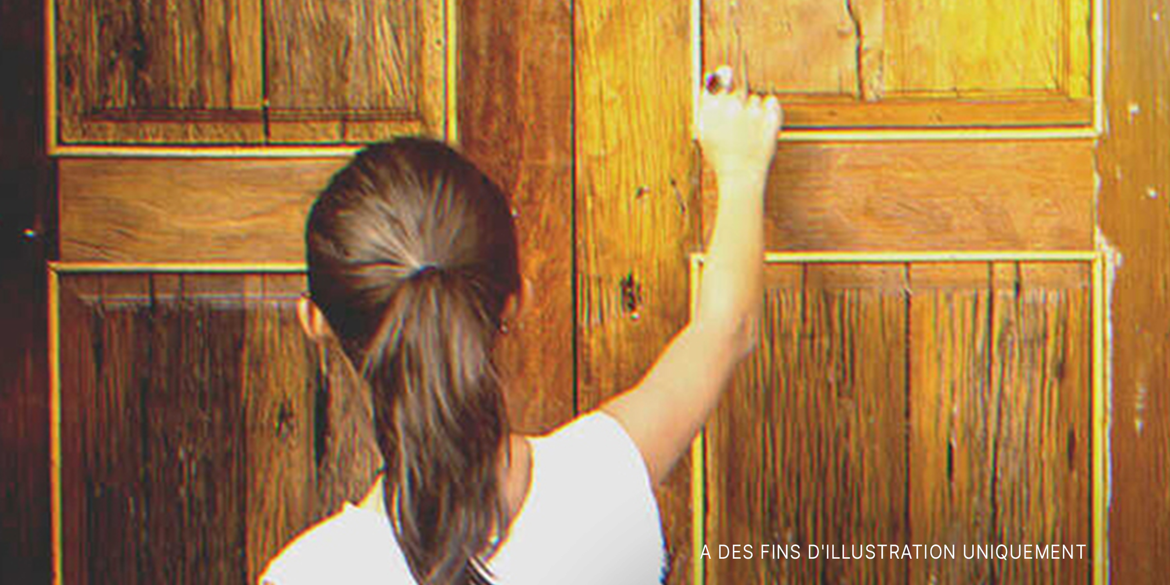 Une petite fille frappant à une porte | Source : Shutterstock