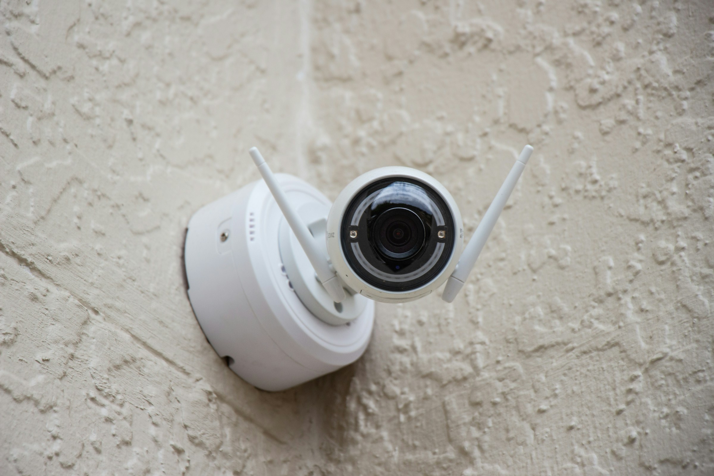 Une caméra de surveillance blanche | Source : Unsplash