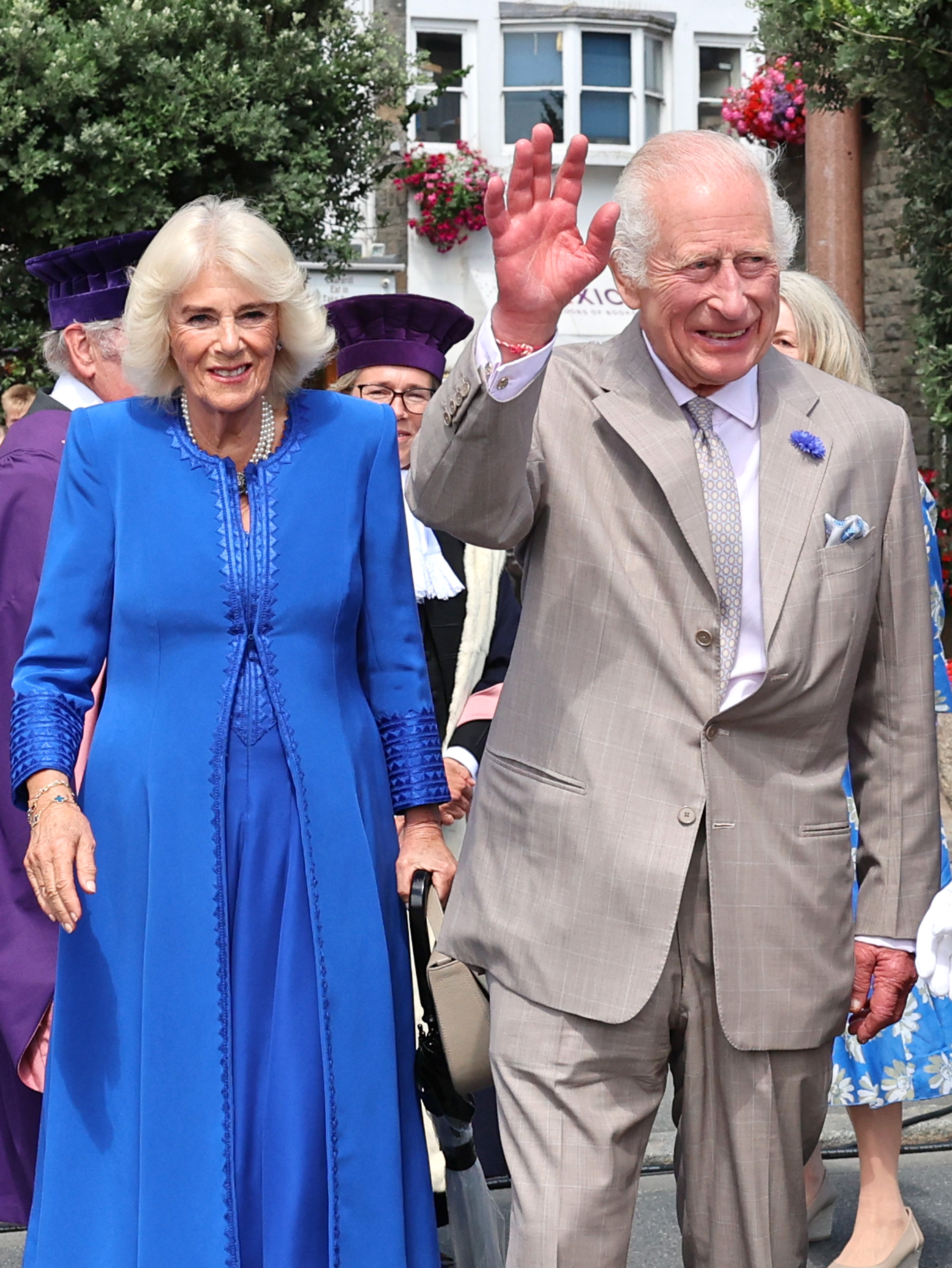 La reine Camilla et le roi Charles III lors de leur visite à Guernesey à St Peter Port, Guernesey le 16 juillet 2024 | Source : Getty Images