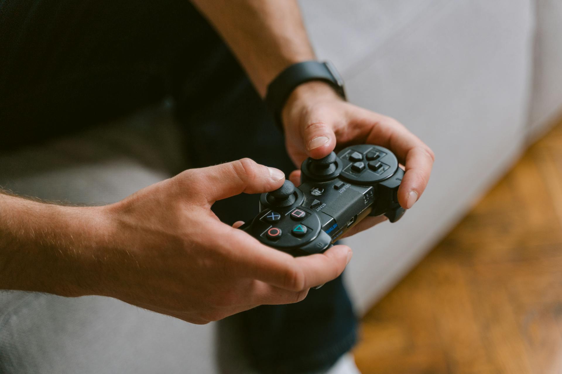 Un homme tenant une manette de jeu | Source : Pexels