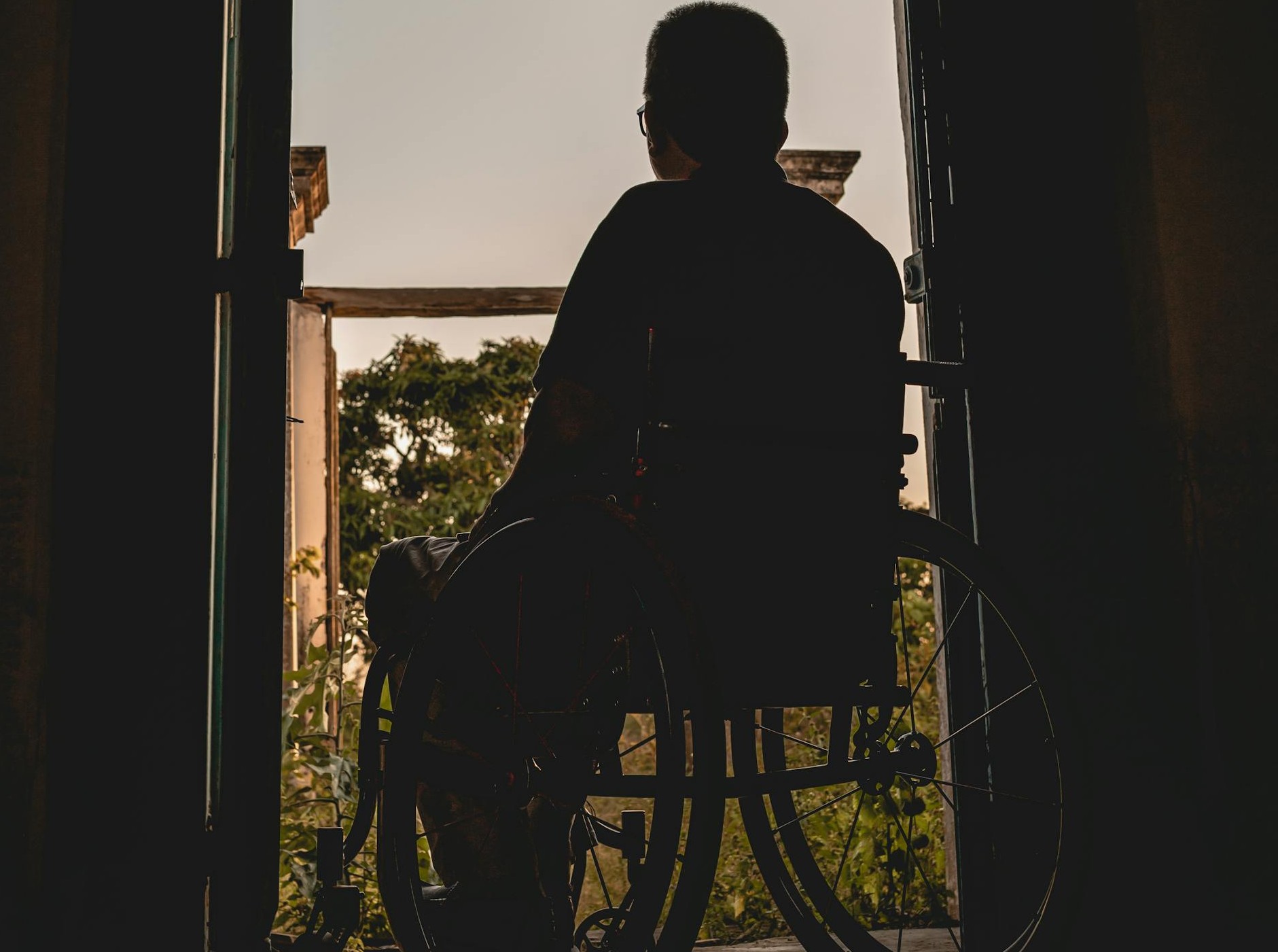 Photo recadrée d'un homme âgé assis dans un fauteuil roulant | Source : Pexels