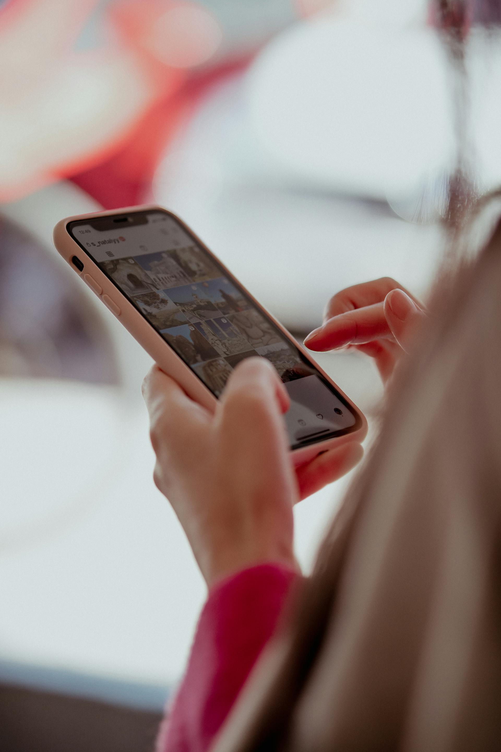 Une femme utilisant son téléphone | Source : Pexels