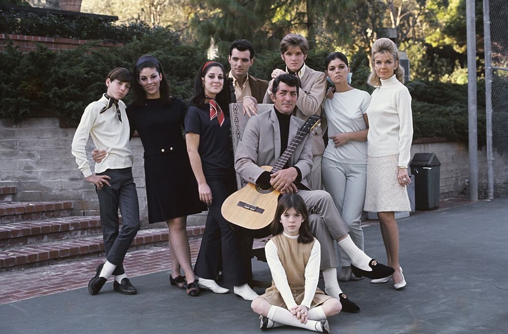 Un portrait de famille de 1966 de Dean Martin avec sa femme Jeanne et ses enfants (Gail, Craig, Claudia, Deana, Gina, Ricci et Dean Paul). | Photo : Getty Images