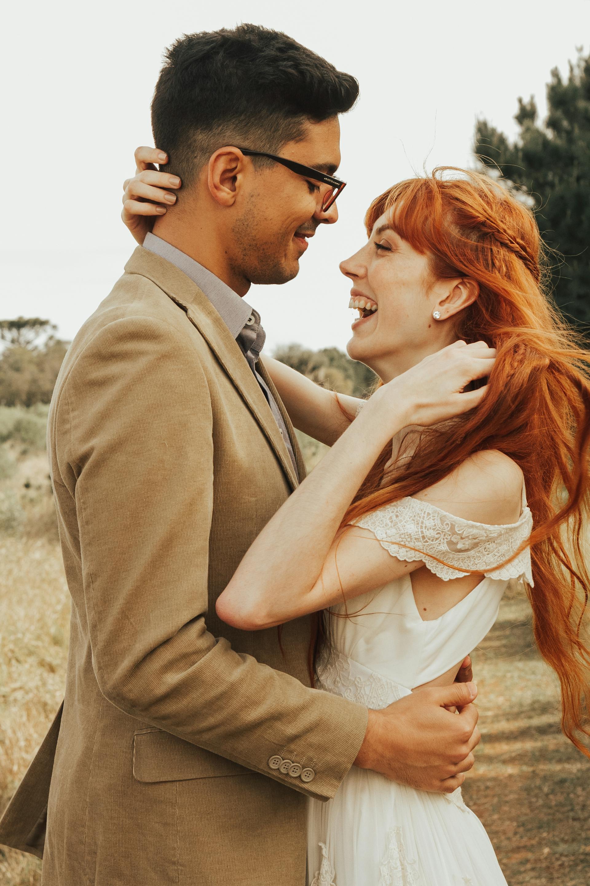 Une mariée et un marié qui rient | Source : Pexels