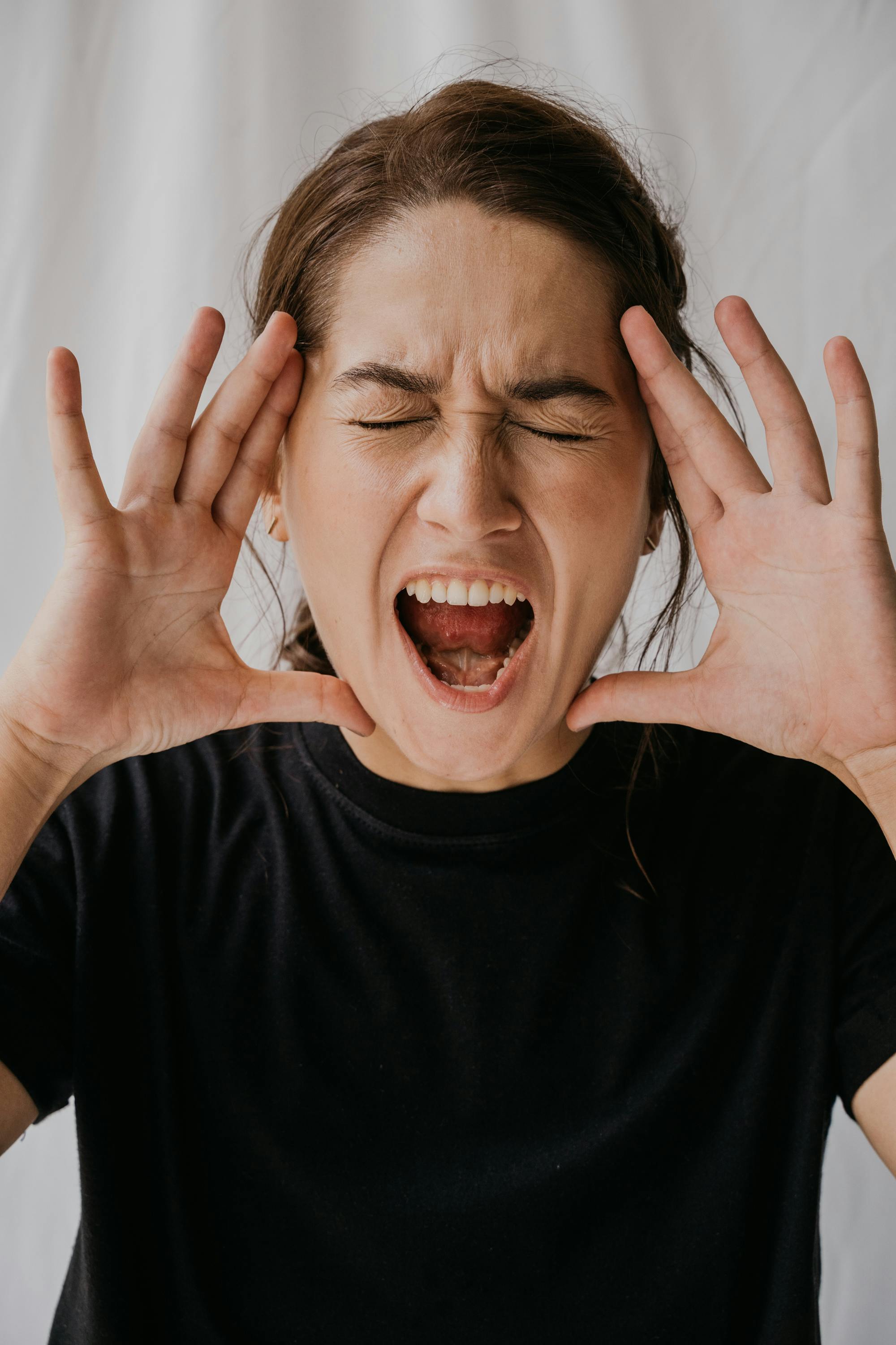 A woman screaming | Source: Pexels