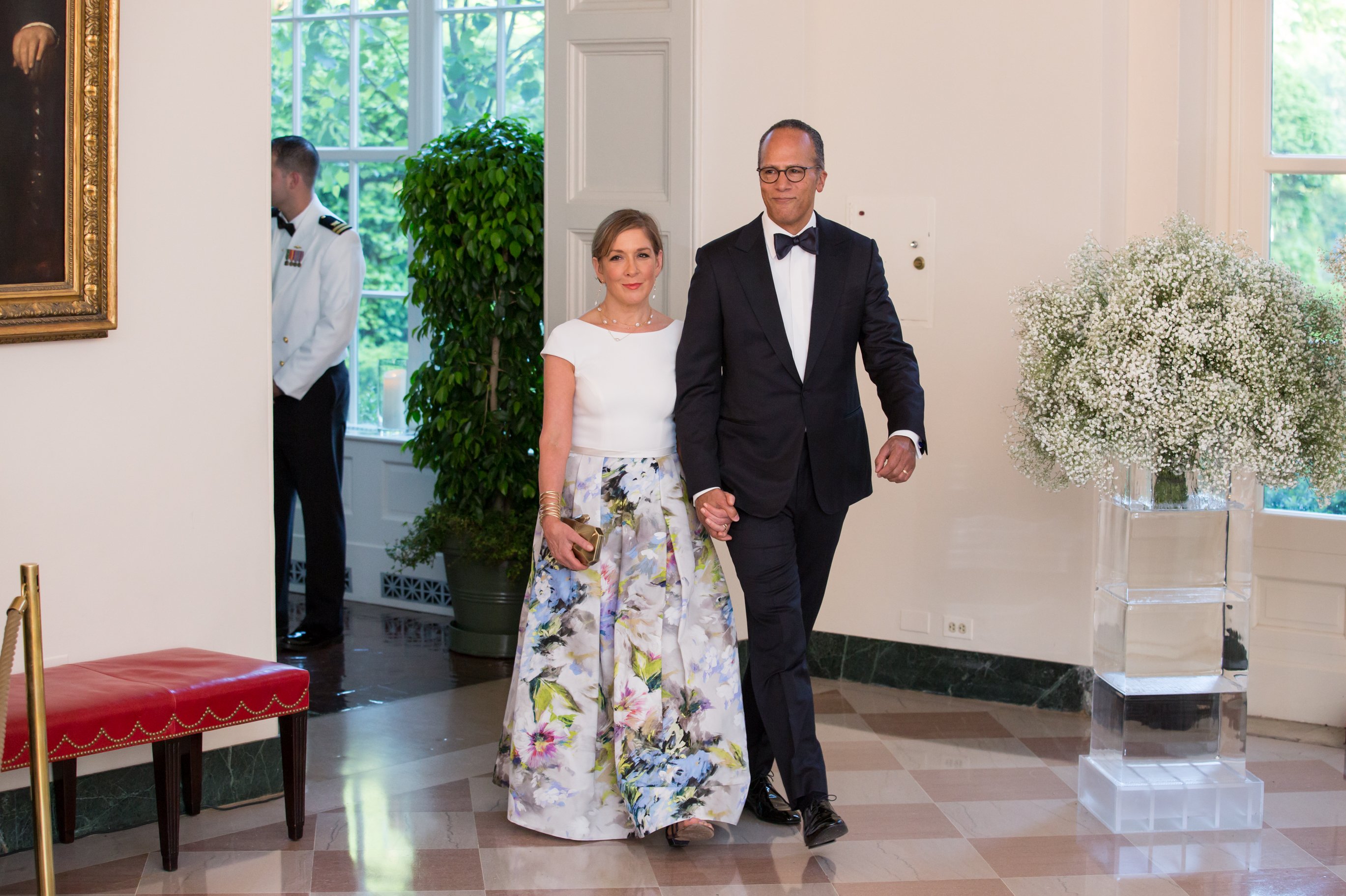 Lester Holt et son épouse, Carol Hagen-Holt, arrivent au dîner d'État nordique le vendredi 13 mai 2015 à la Maison Blanche | Source : Getty Images
