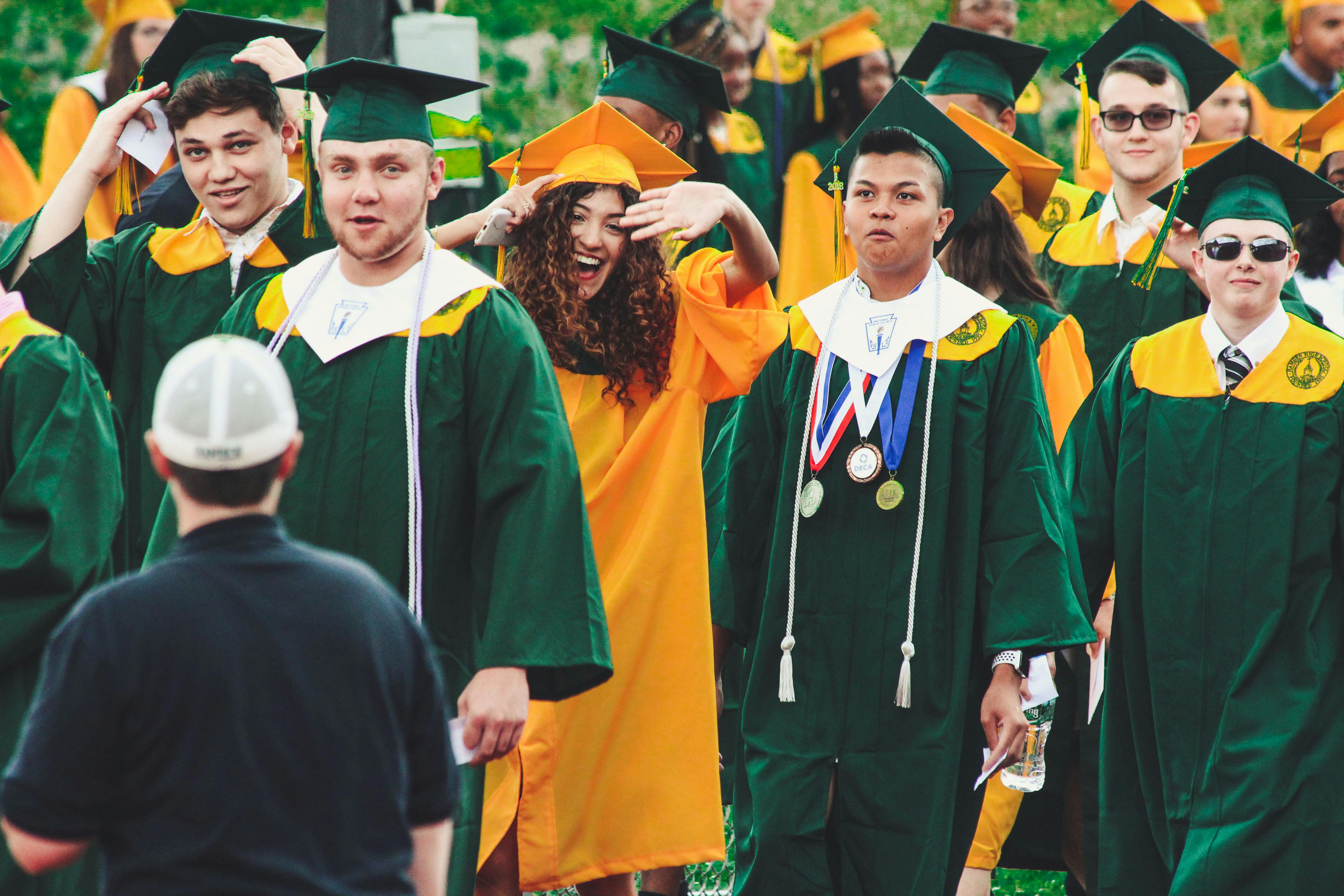 Des diplômés de l'enseignement supérieur lors d'une cérémonie | Source : Pexels
