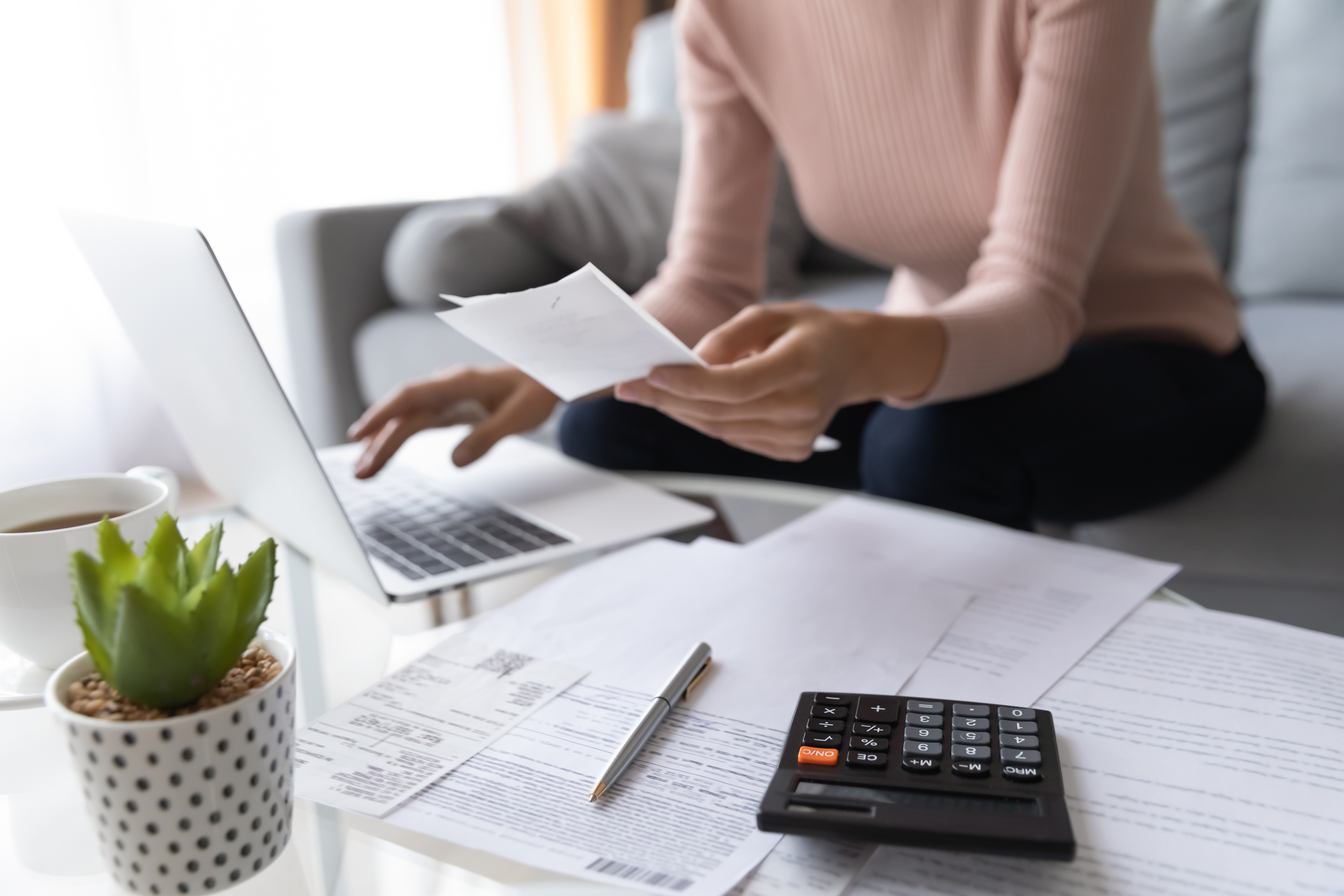 Une femme qui calcule ses finances | Source : Shutterstock