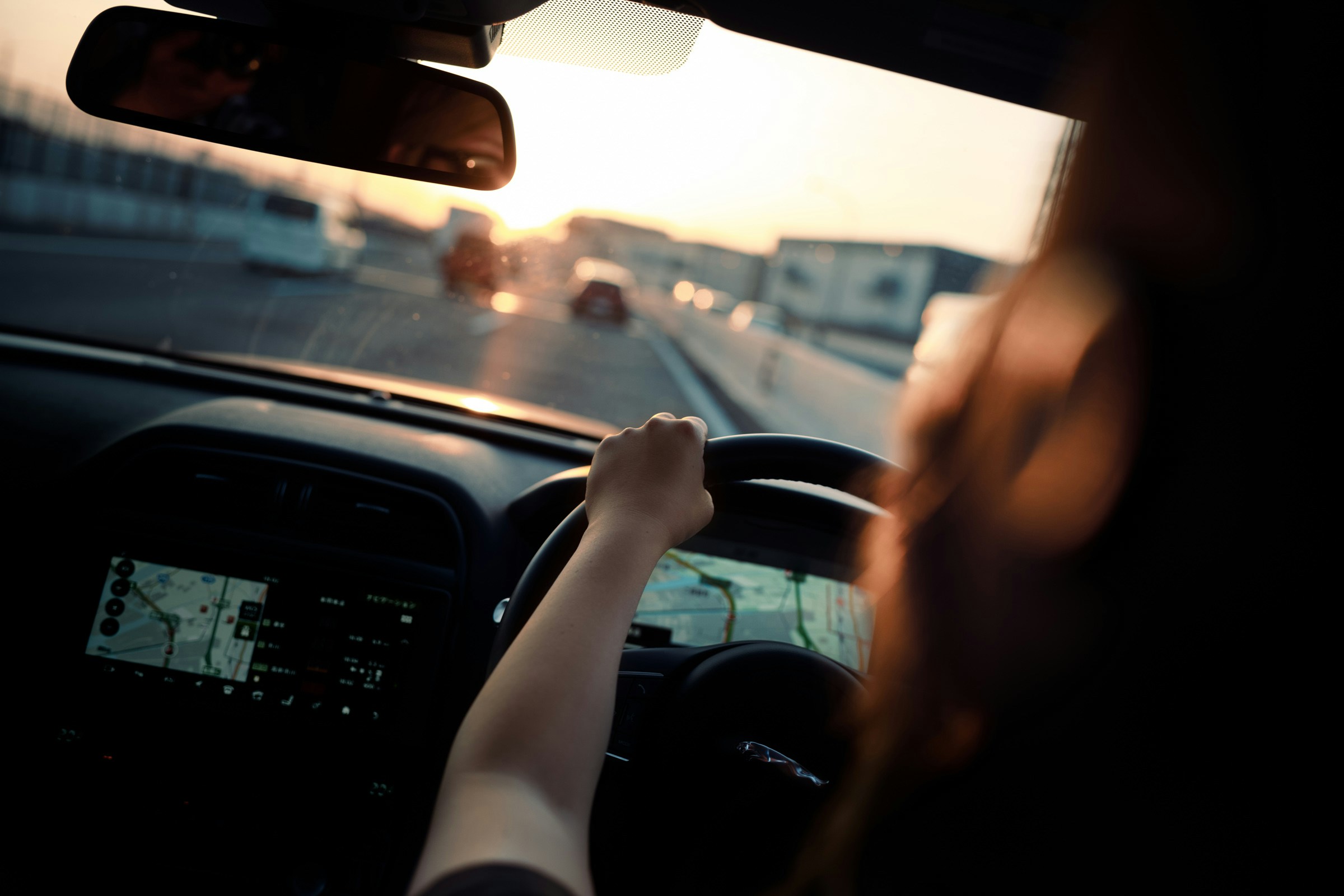 Une femme conduisant une voiture | Source : Unsplash