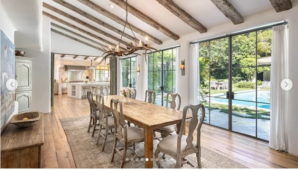 Intérieur de la nouvelle maison de Ben Affleck, extrait d'un post daté du 5 août 2024 | Source : Instagram/robbreportrealestate