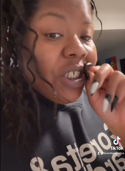 Brandi Augustus dénonce les désastres du petit déjeuner dans les hôtels | Source : tiktok.com/brandiaugustus