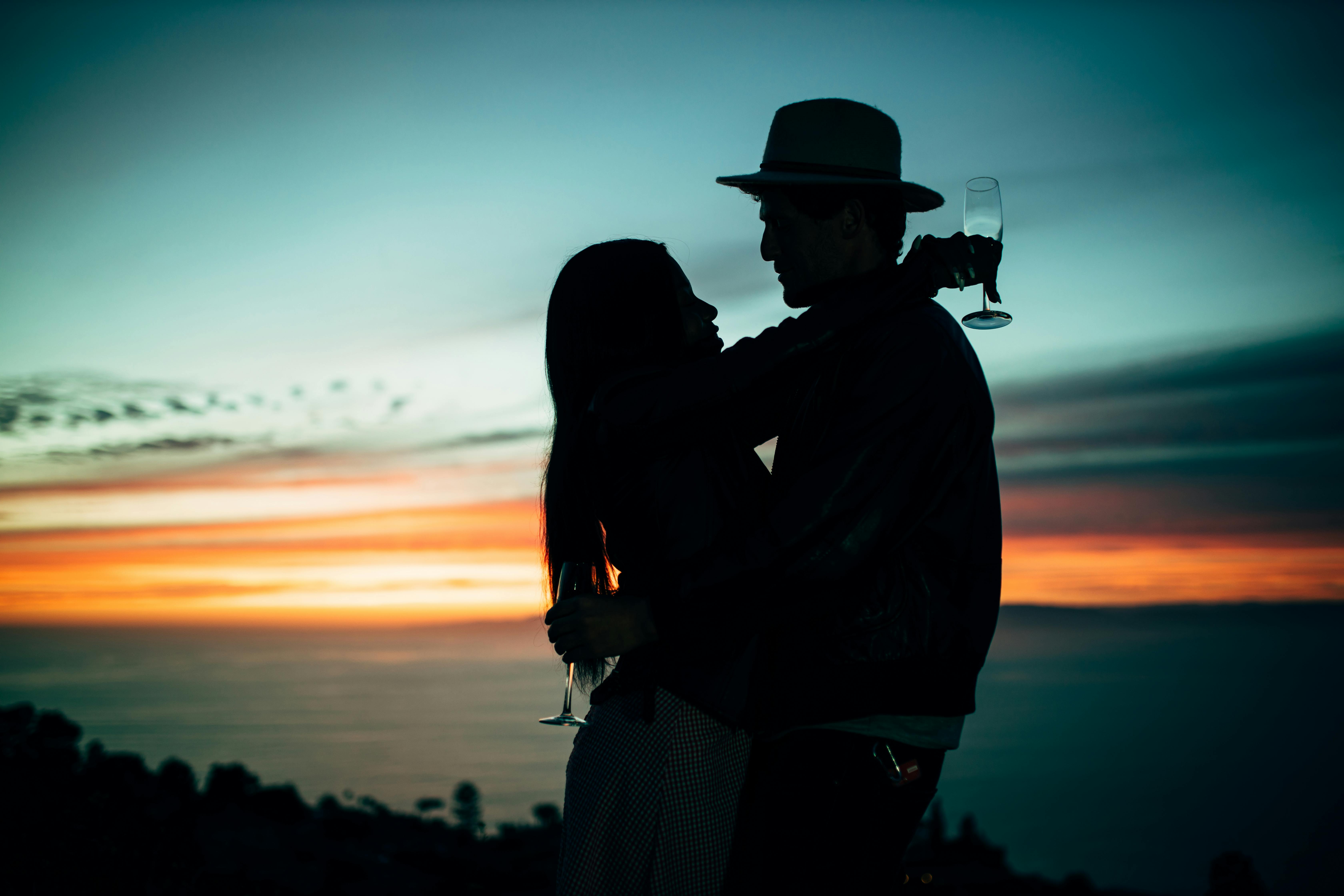 Couple en rendez-vous pendant le coucher du soleil | Source : Pexels