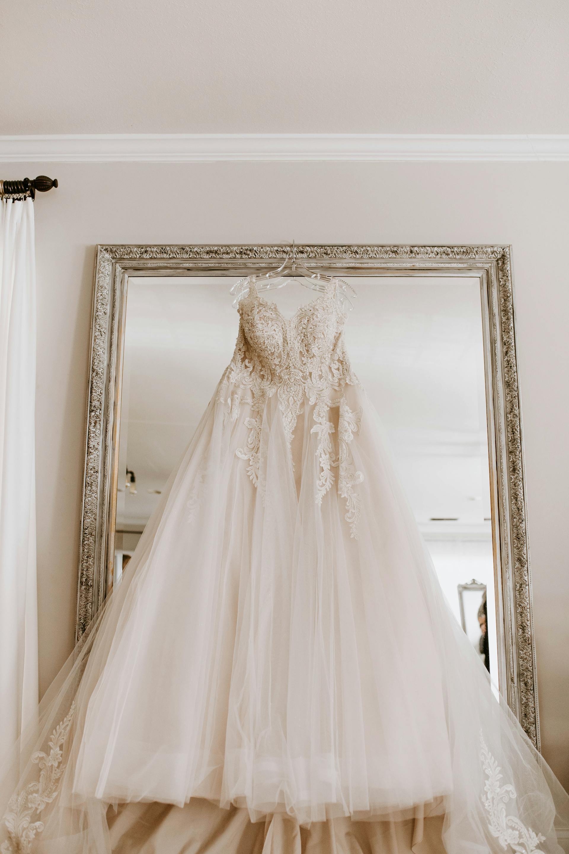 Une robe de mariée suspendue | Source : Pexels