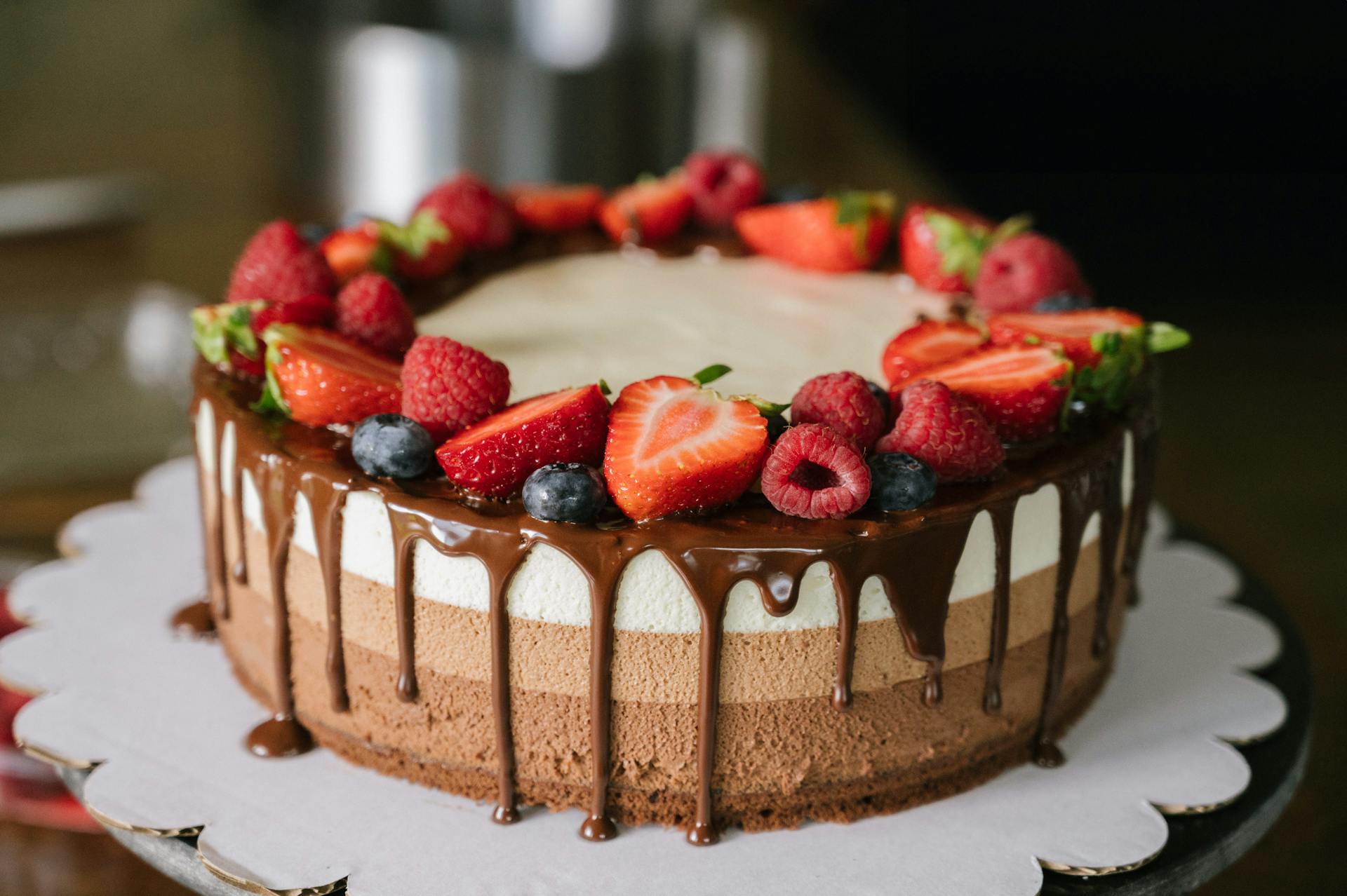 Un gâteau fait maison garni de fruits | Source : Pexels