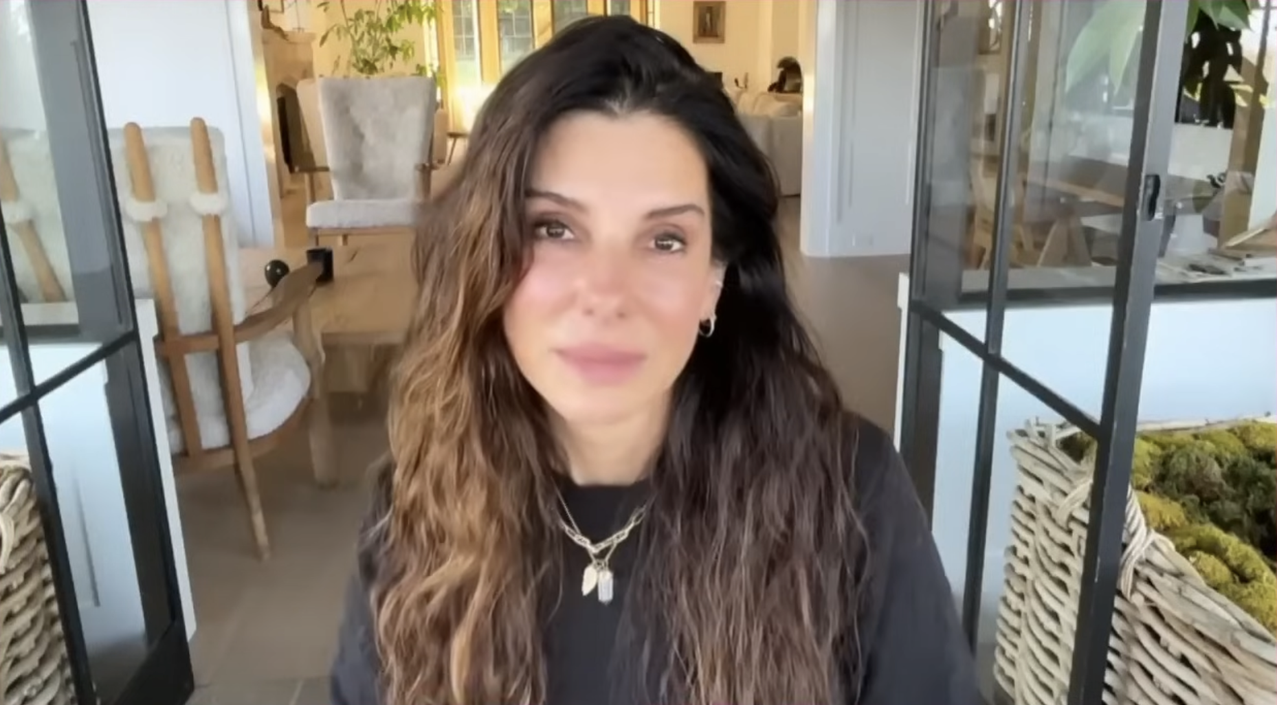 Une capture d'écran de Sandra Bullock partageant un doux message d'anniversaire à Hoda Kotb dans une vidéo postée le 12 août 2024 | Source : YouTube/@HodaAndJenna