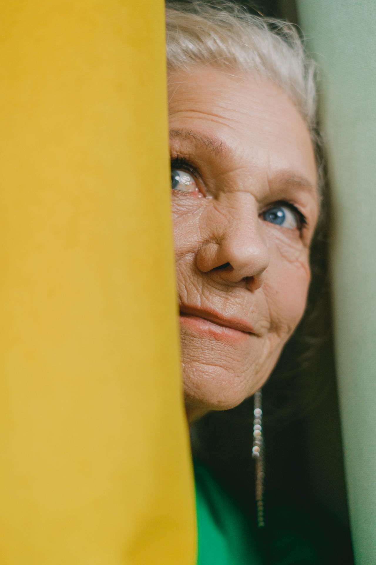 Une dame âgée qui sourit en regardant fixement | Source : Pexels