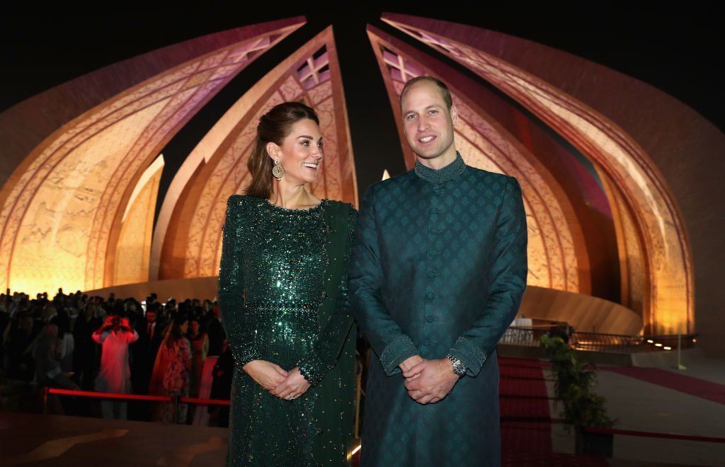 Le prince William, duc de Cambridge et Catherine, duchesse de Cambridge, assistent à une réception spéciale offerte par le haut-commissaire britannique Thomas Drew, au Monument national du Pakistan, lors de la deuxième journée de leur visite royale du Pakistan | Photo : Getty Images