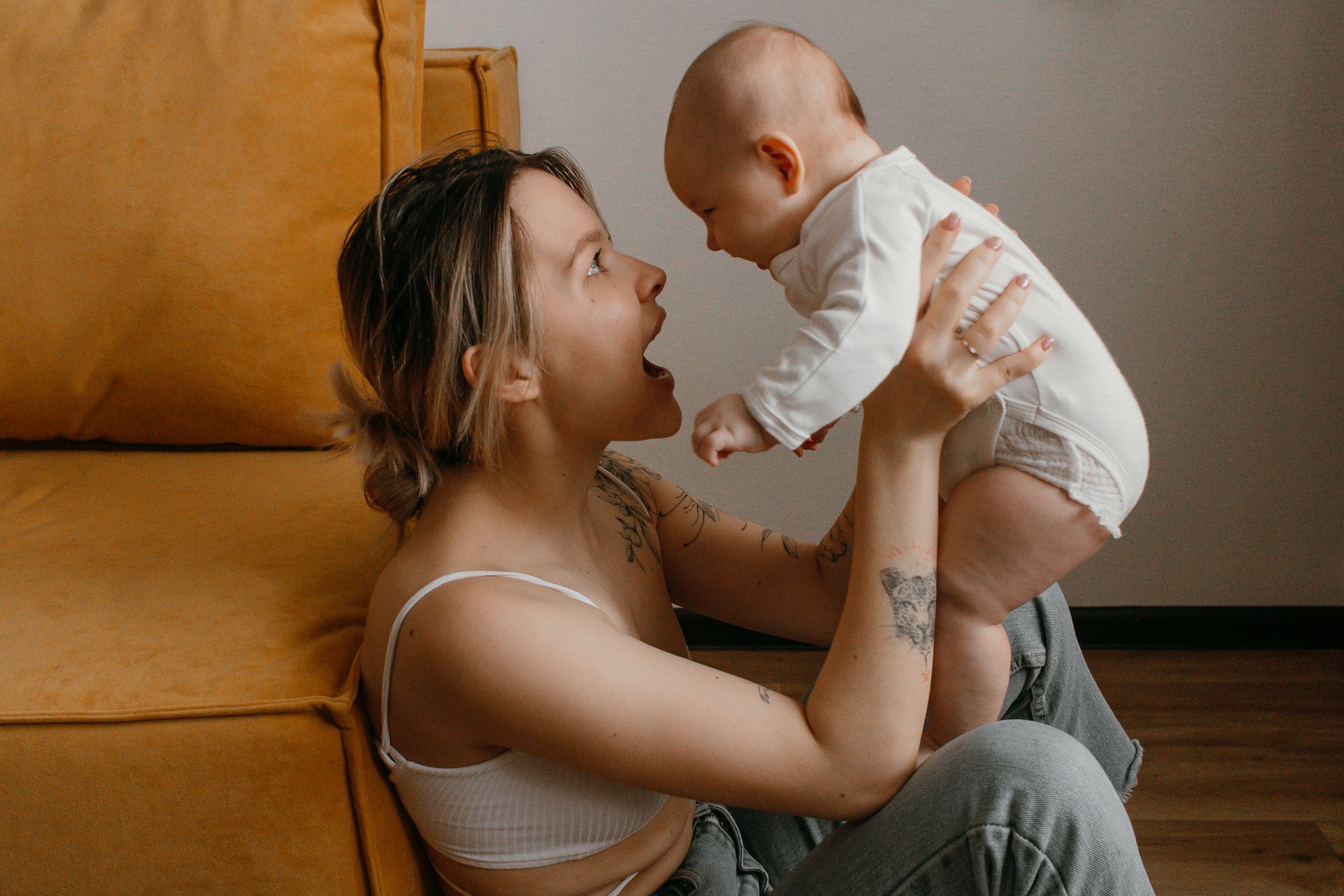 Une femme tenant son bébé dans ses bras | Source : Pexels