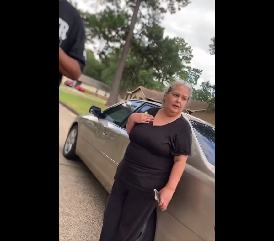 Janie Santana s'adresse à ses voisins pour leur dire qu'elle est suspectée dans l'affaire de la disparition de son fils, le 6 juillet 2023, à Houston | Source : Twitter/KPRC 2 Corley Peel