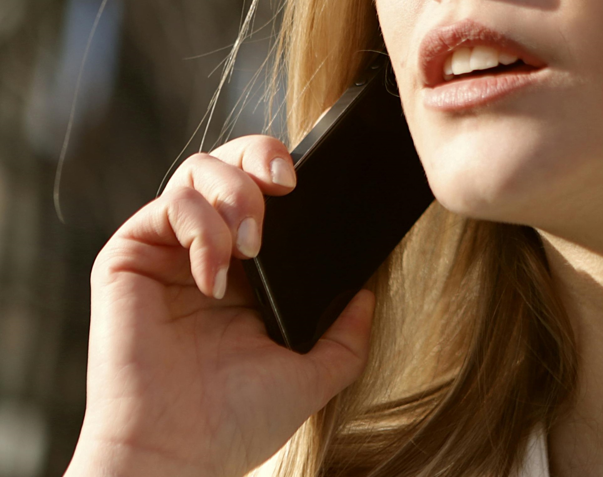 Gros plan d’une femme qui parle au téléphone | Source : Pexels