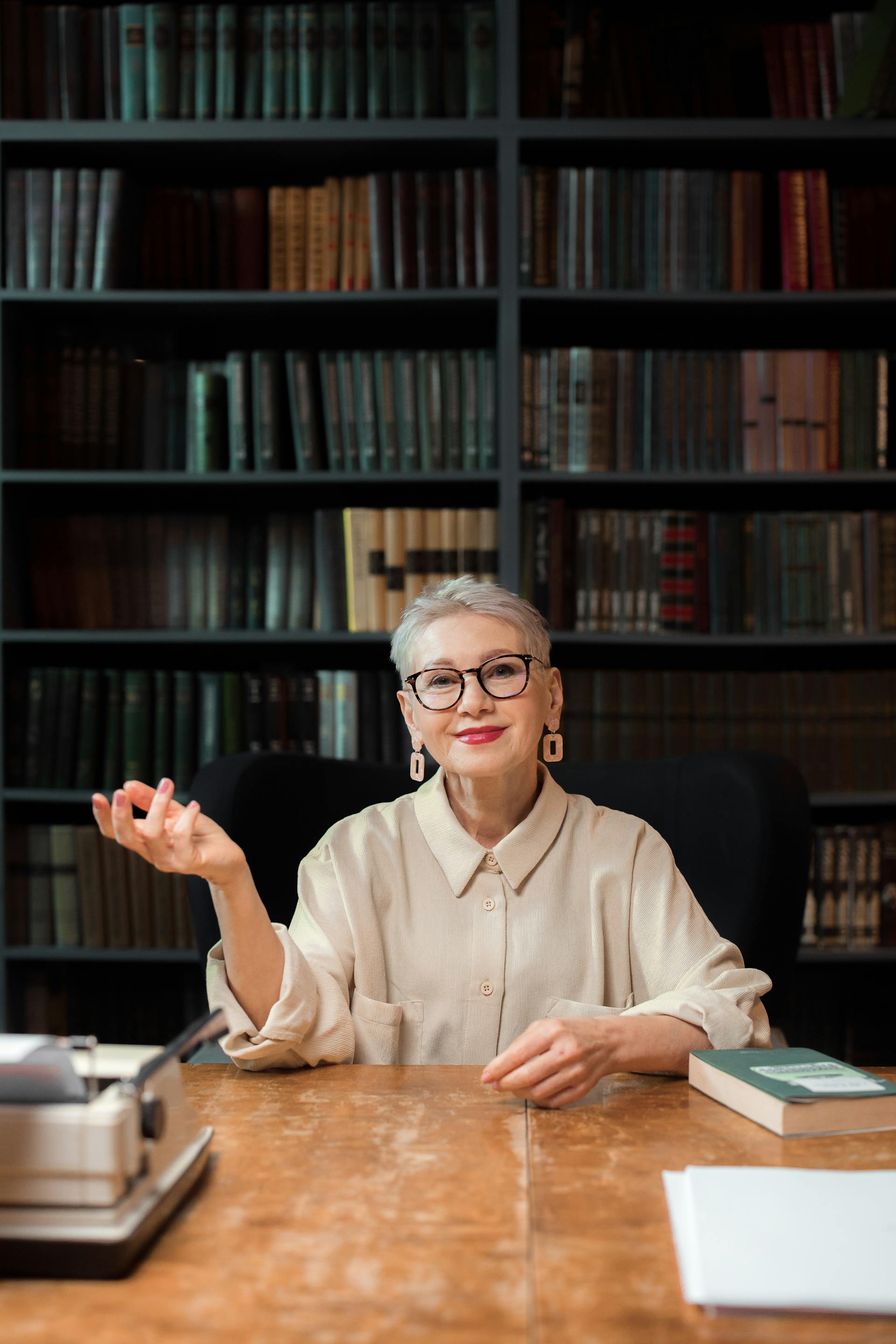 Une femme âgée dans une bibliothèque | Source : Pexels