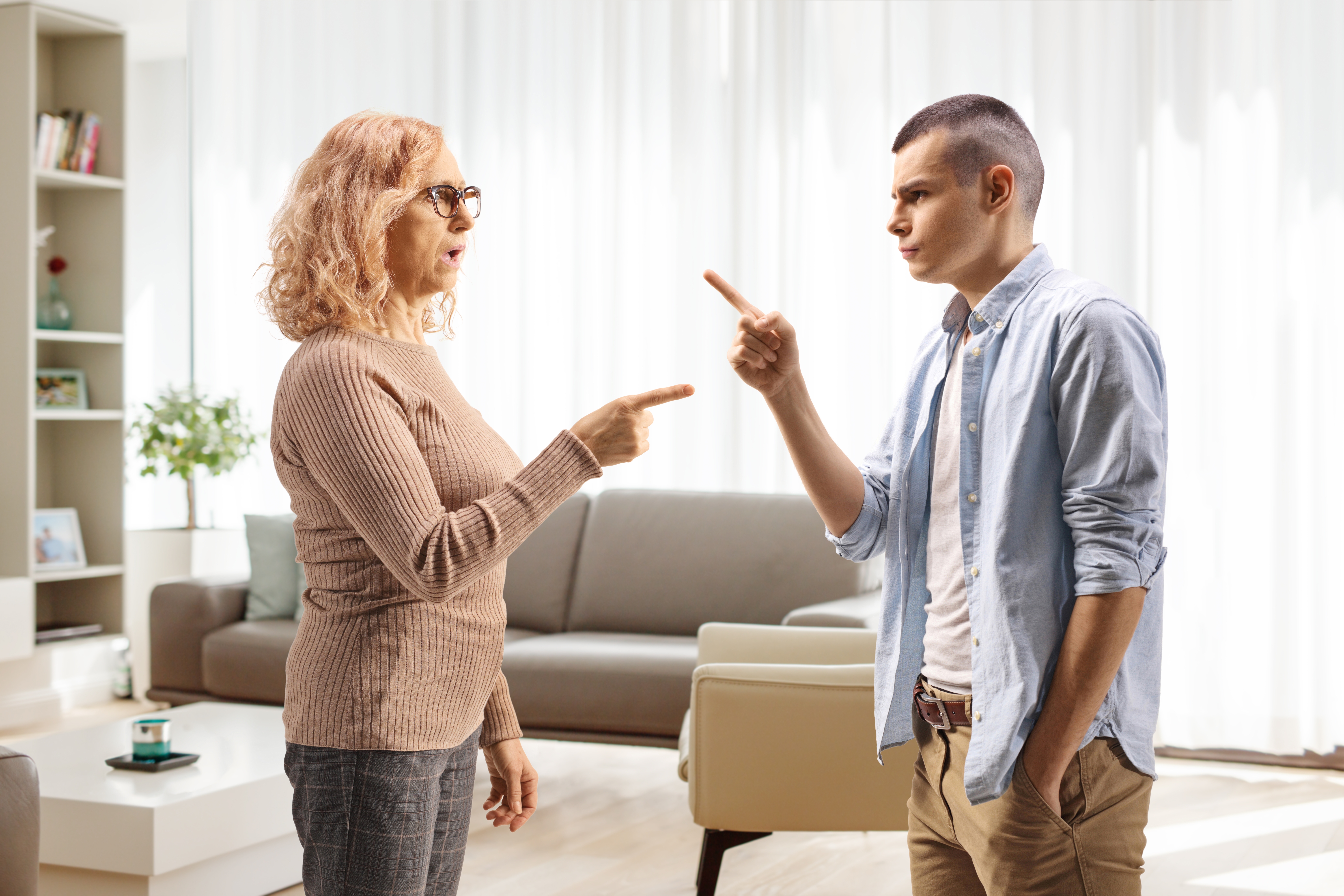 Une femme âgée et un jeune homme en train de se disputer | Source : Shutterstock