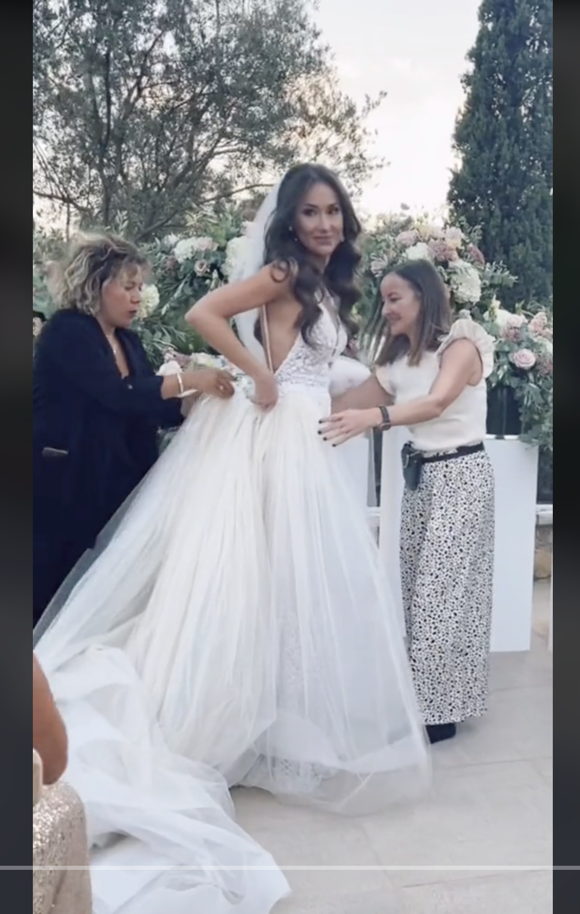 Becky Jefferies enfile la jupe et la traîne de sa robe de mariée, dans une vidéo datant du 5 mai 2022 | Source : tiktok.com/@jetsetbecks