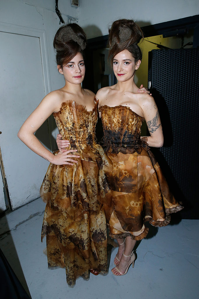 Les filles de la chanteuse Lio posent dans les coulisses après le défilé Franck Sorbier Haute Couture Printemps Été 2017 dans le cadre de la Fashion Week de Paris le 25 janvier 2017 à Paris, en France. | Source : Getty Images