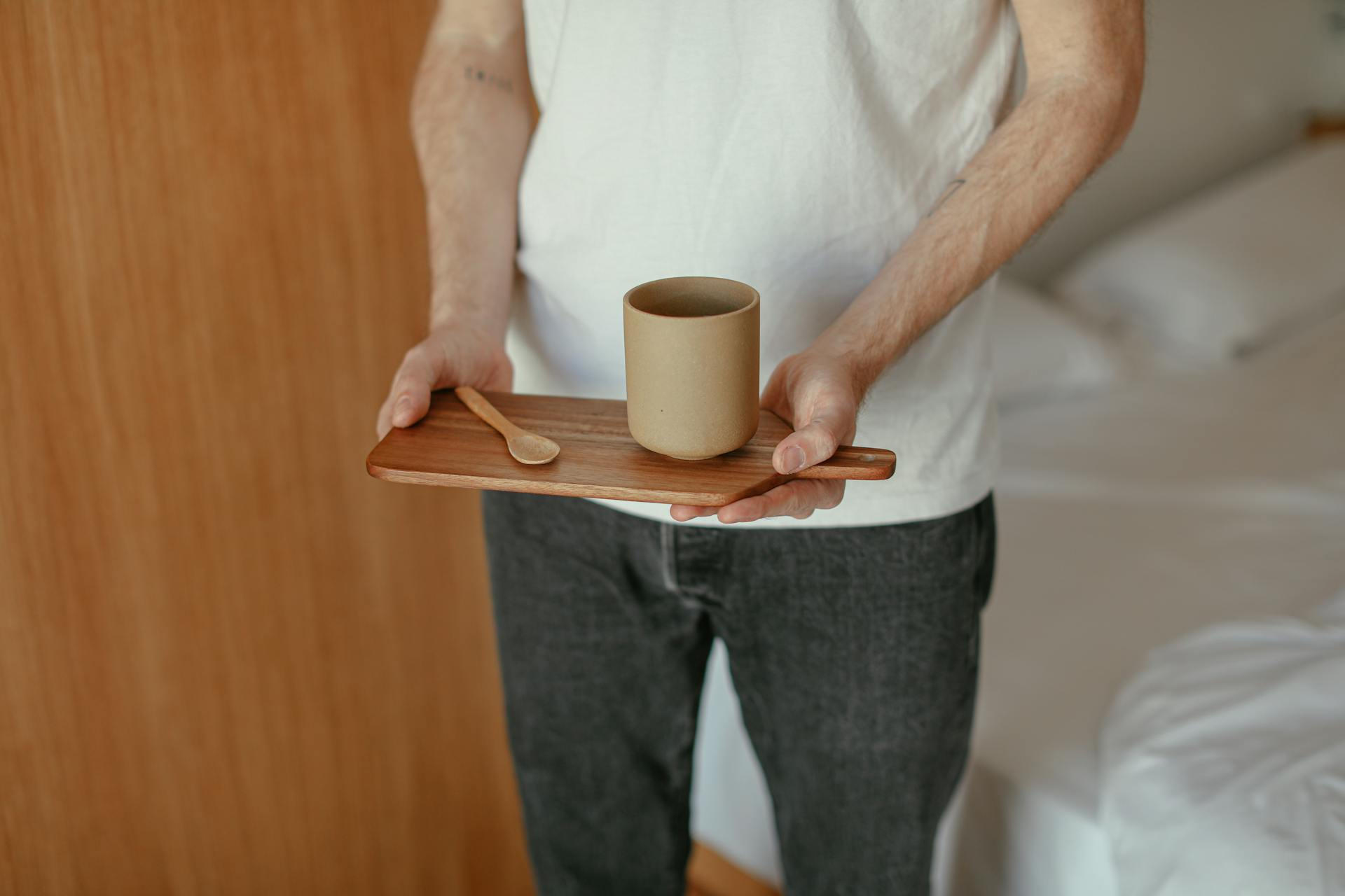Un homme tenant une tasse de thé | Source : Pexels