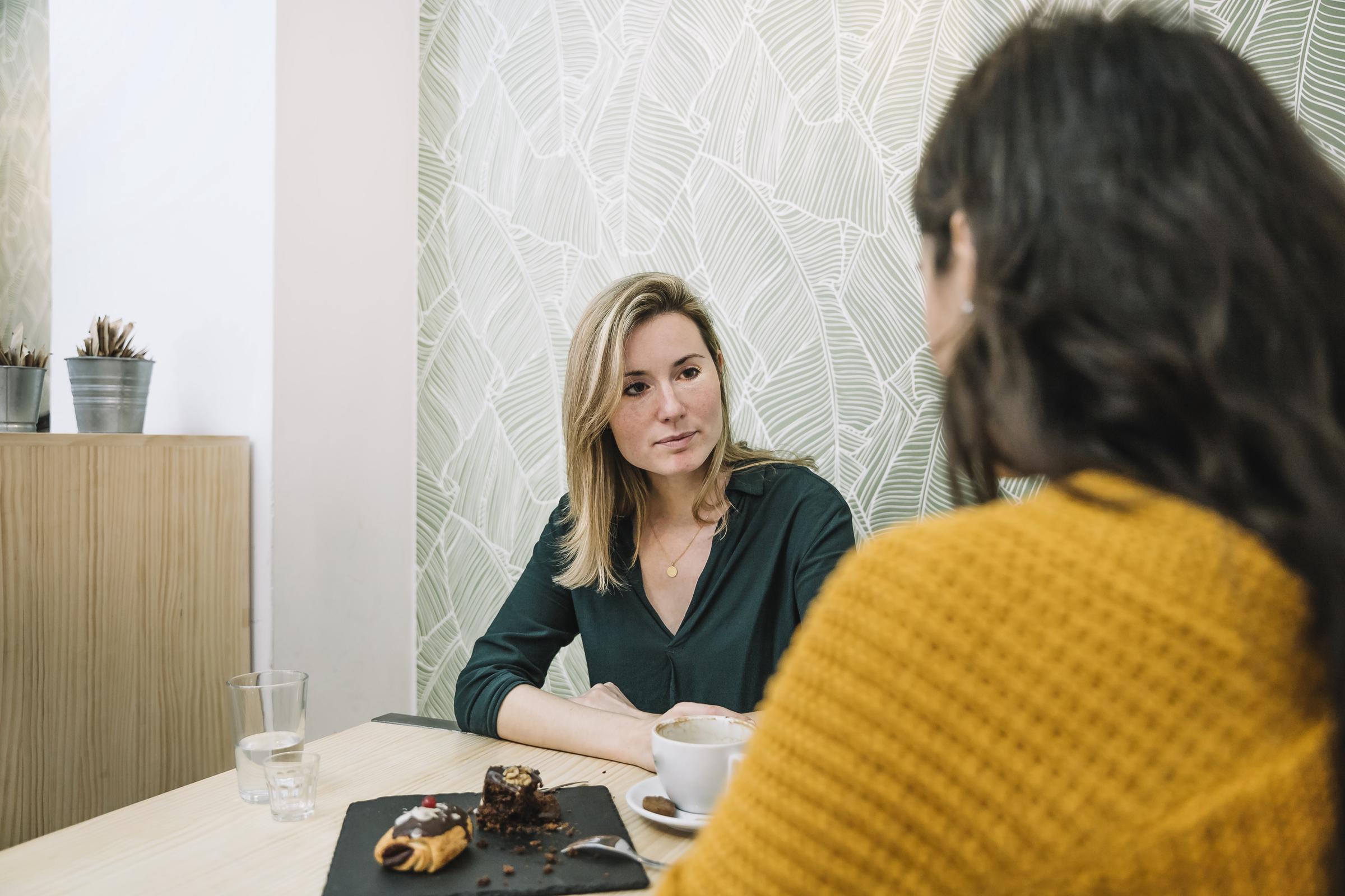 Une femme qui regarde une autre femme | Source : Freepik