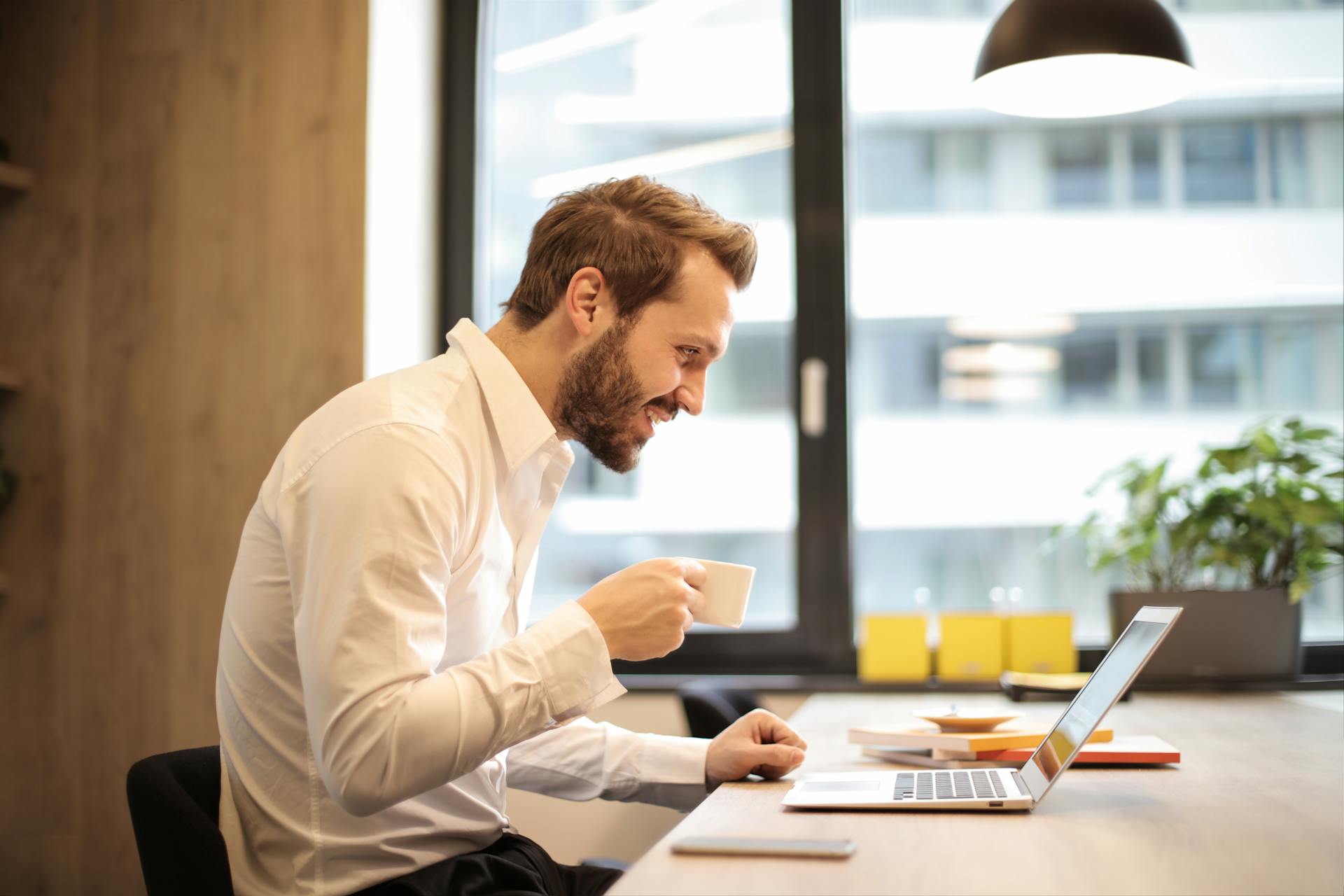 Un homme utilisant un ordinateur portable | Source : Pexels