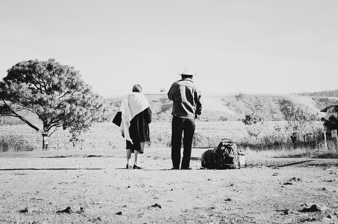 Une vieille dame avec un jeune homme | Photo : Pixabay