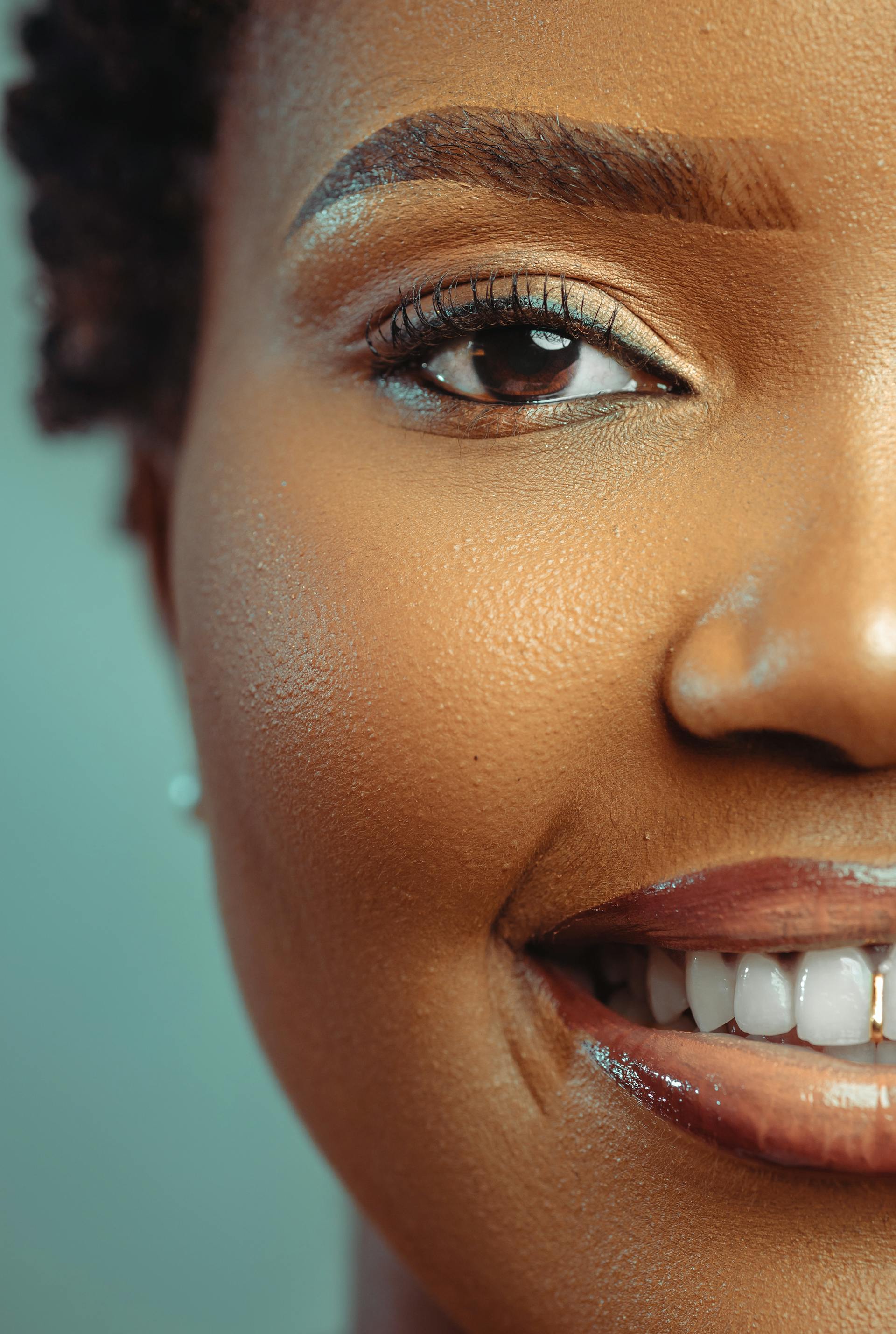 Une femme souriante | Source : Pexels