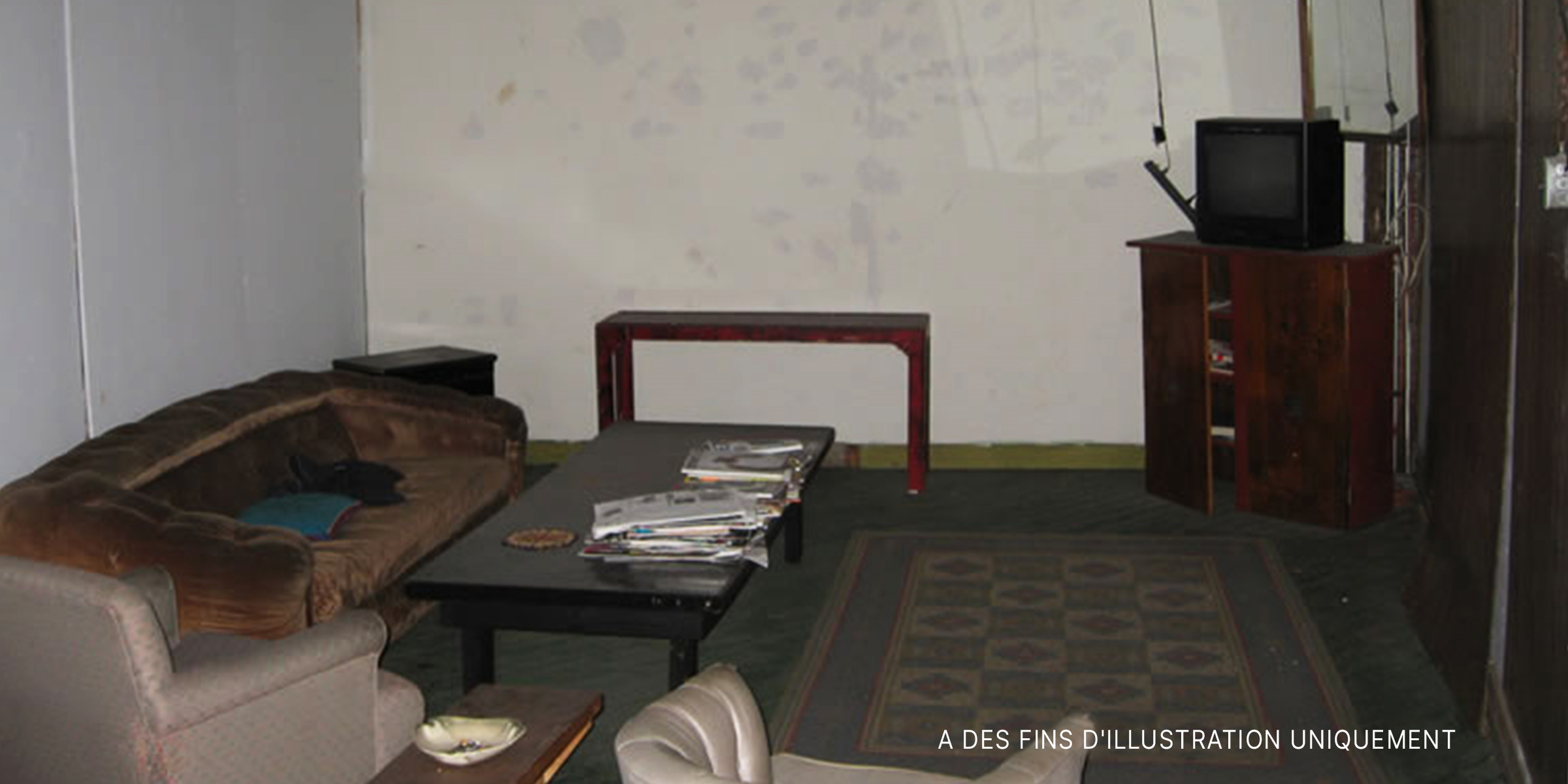 Des meubles de salon bien rangés dans une pièce en sous-sol | Source : Flickr / Apparent (CC BY 2.0)