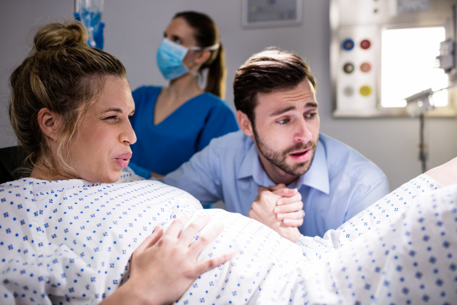 Un homme réconforte sa femme enceinte en plein travail | Source : Freepik