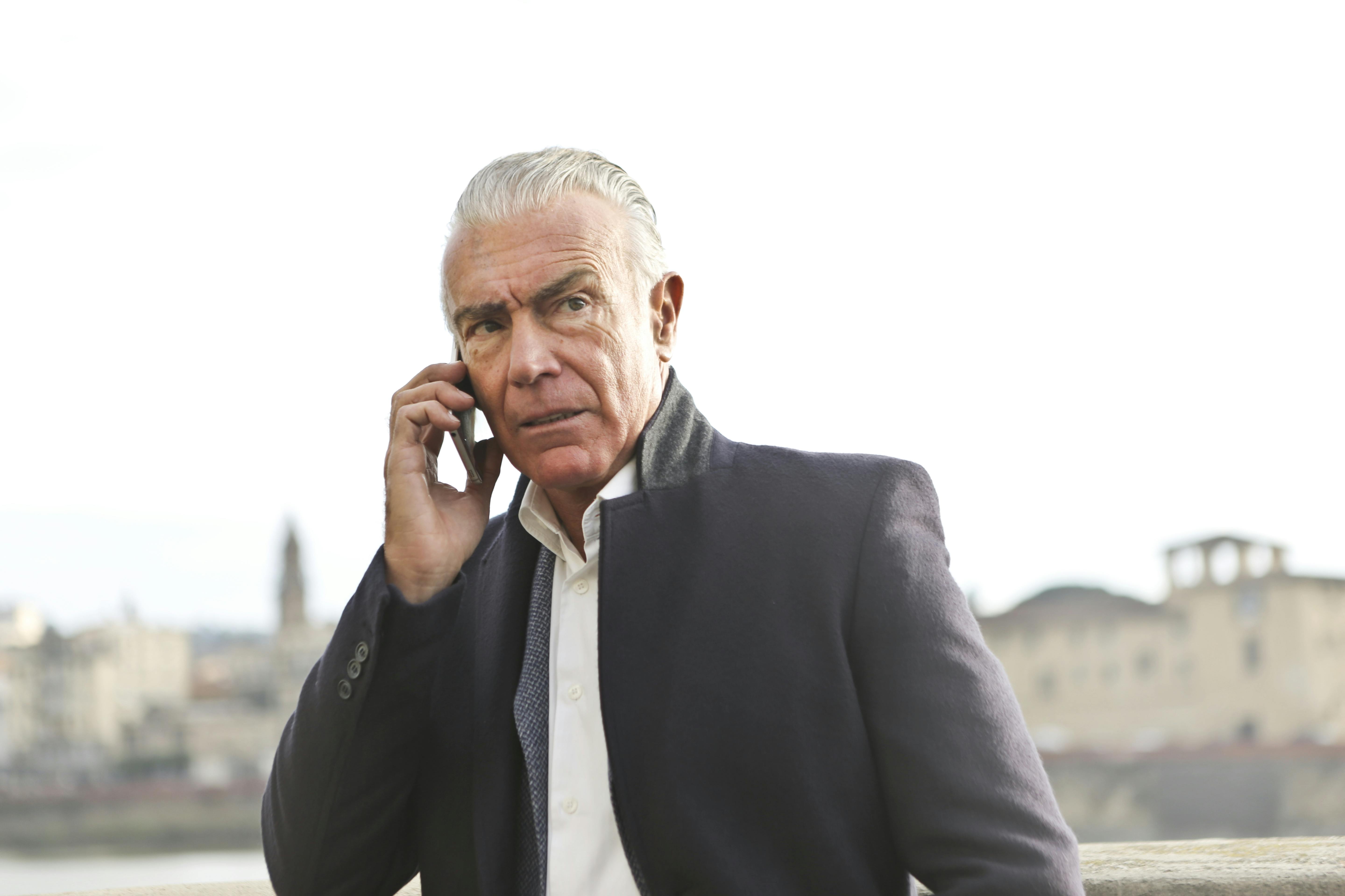 Un homme malheureux qui écoute quelque chose sur son téléphone | Source : Pexels