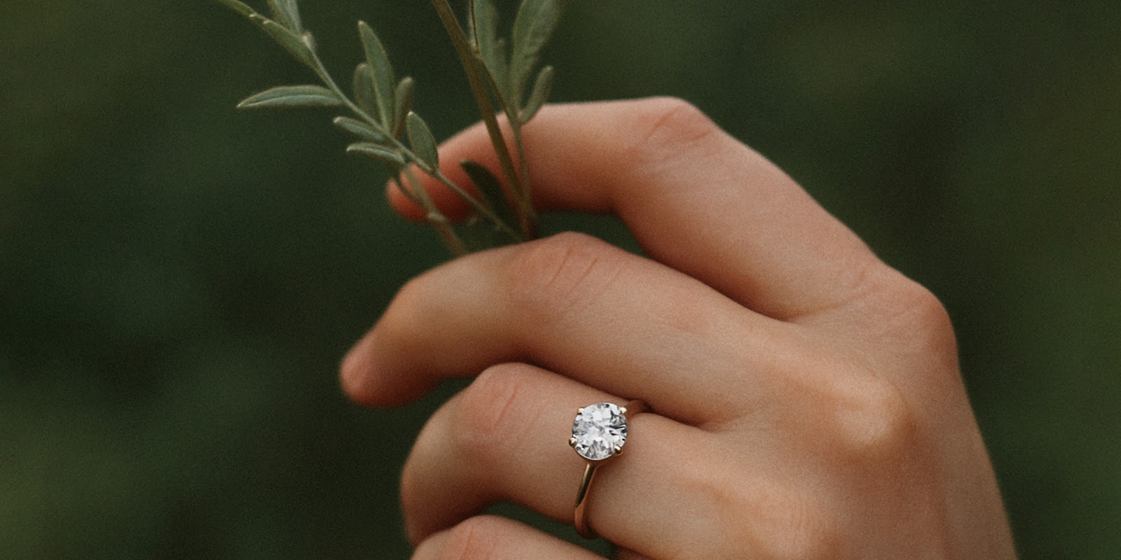 Une femme avec une bague | Source : Sora