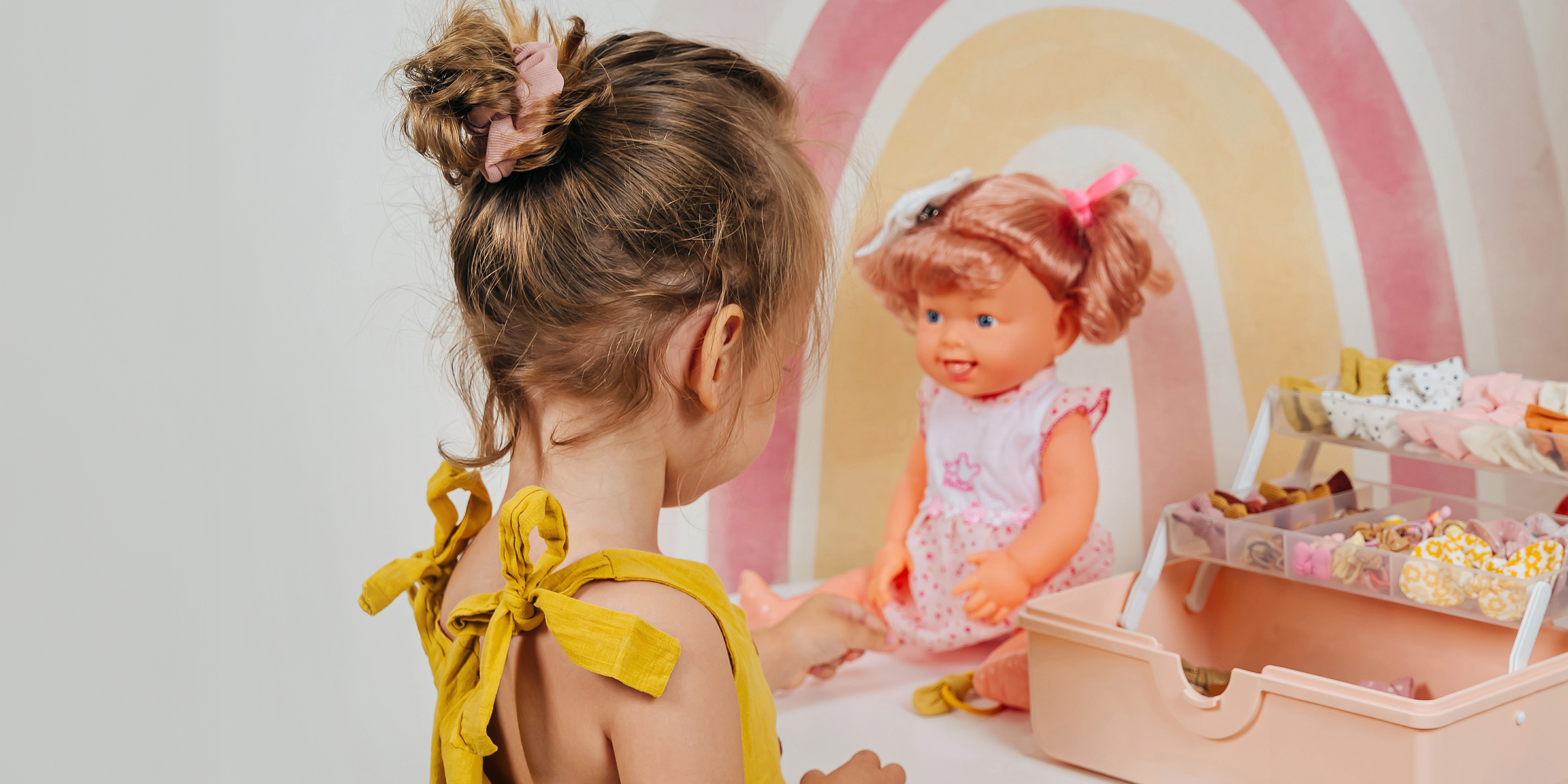 Une fille qui joue avec une poupée | Source : Shutterstock